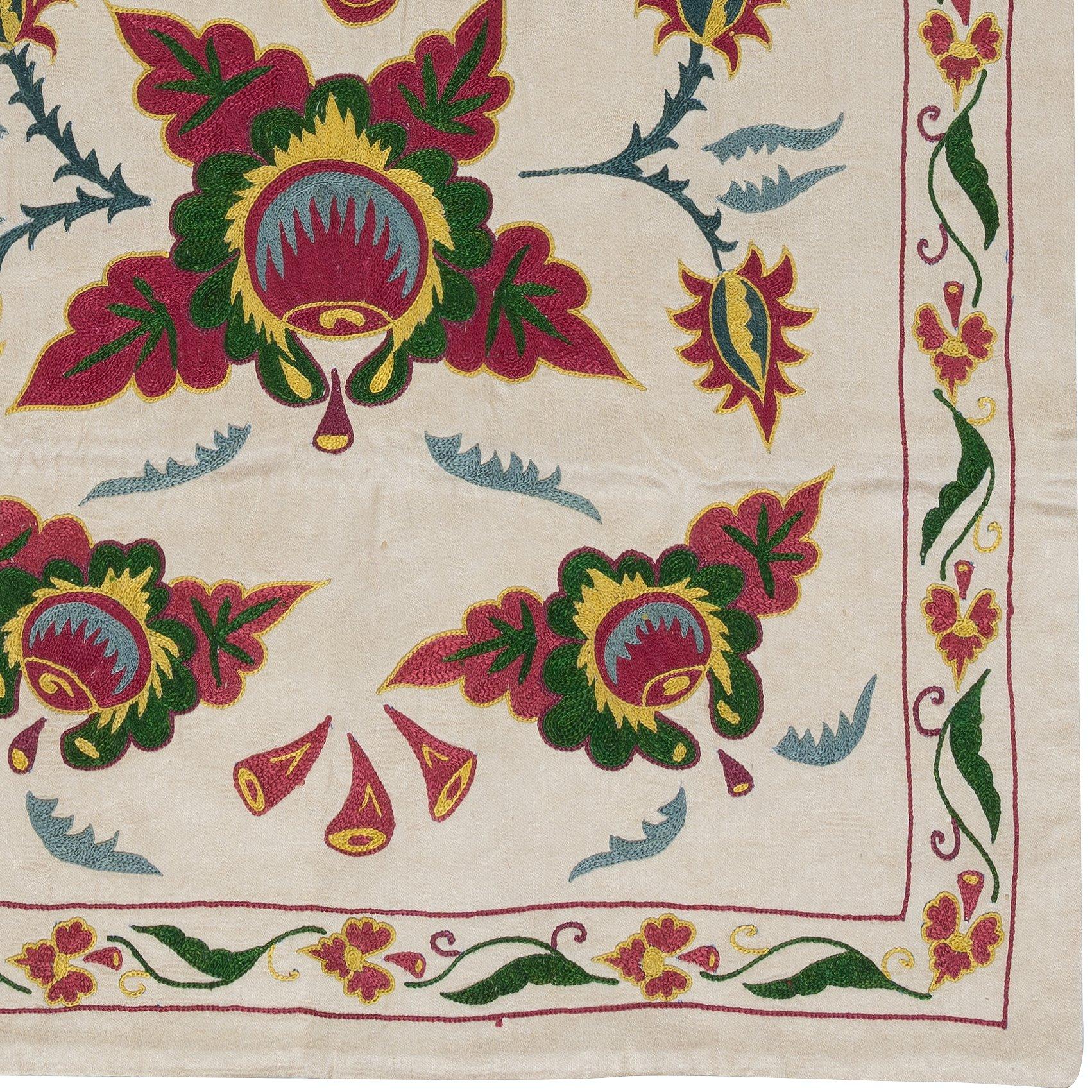 19. Zoll x34 Zoll Usbekistan 100% Seide Blume & Granatapfel Design bestickt Wandbehang (Suzani) im Angebot