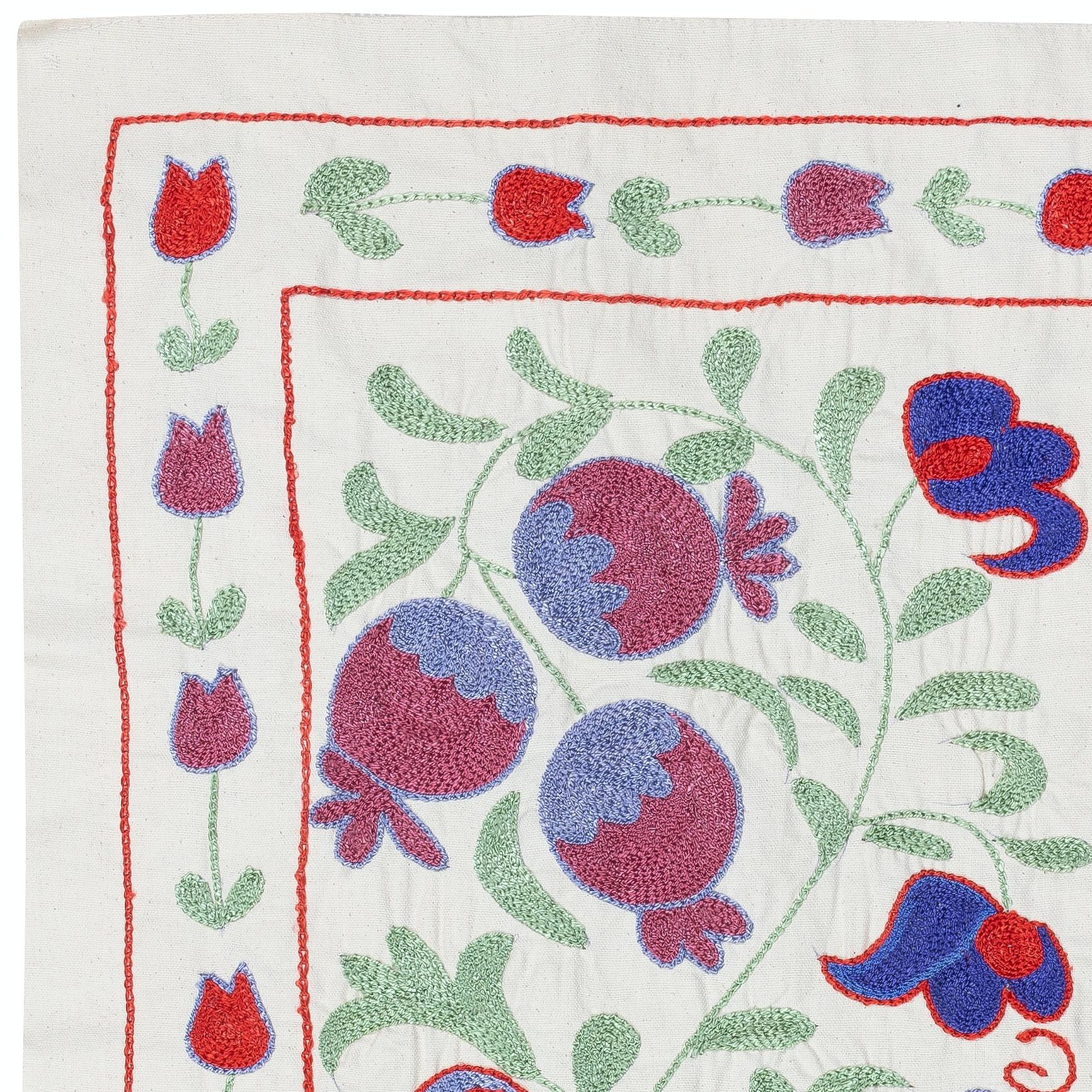 Handbestickter Wandbehang aus 100% Baumwolle New Suzani Fabric - Timeless-art
Erleben Sie die Schönheit der zentralasiatischen Handwerkskunst mit diesem exquisiten, handbestickten Suzani-Textil aus 100 % Baumwolle, einem wahren Zeugnis