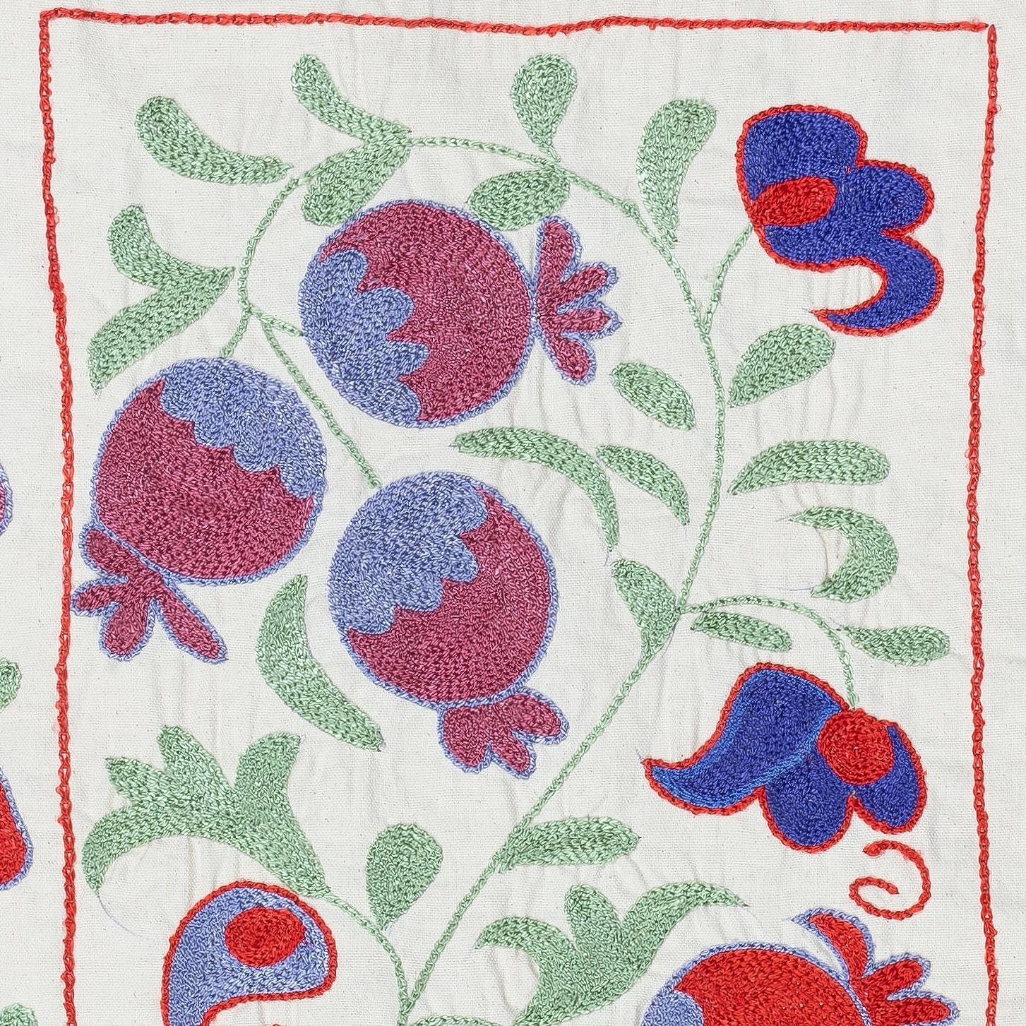 19.x36 in bestickter Wandbehang. Tischtuch aus Baumwolle. Handgefertigter Wandteppich (Suzani) im Angebot