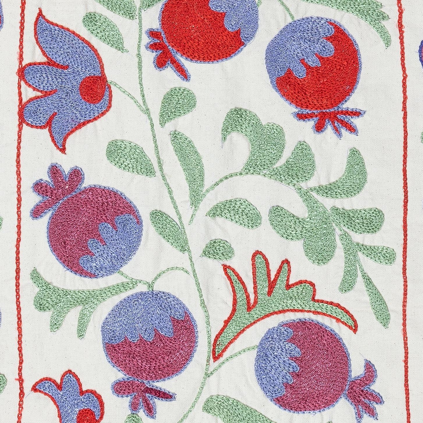 19.x36 in bestickter Wandbehang. Tischtuch aus Baumwolle. Handgefertigter Wandteppich (Zentralasiatisch) im Angebot