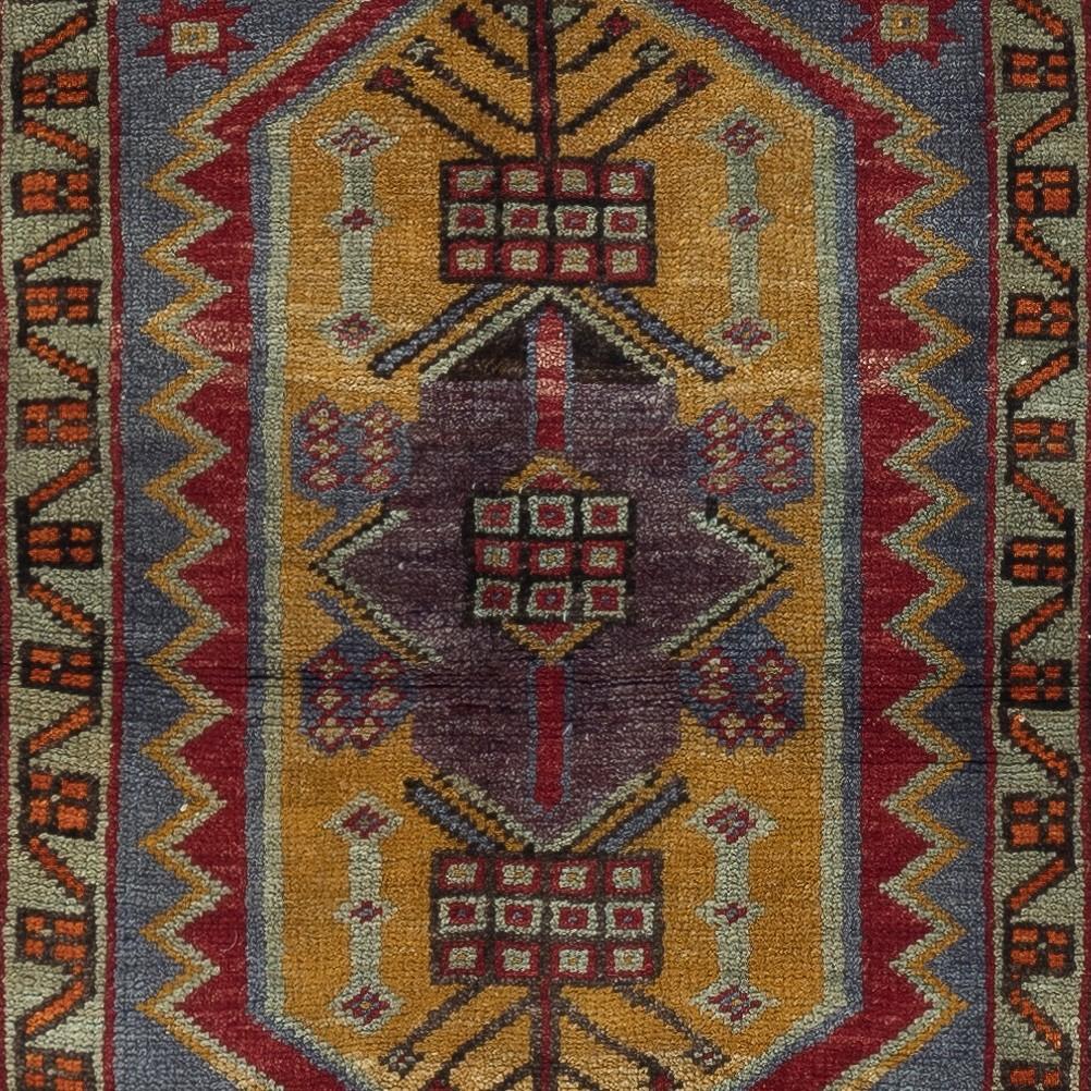 19x36 in Vintage Scatter Rug, Turkish Accent Rug, Door Mat, Bat Mat, Kitchen Rug In Good Condition For Sale In Spring Valley, NY