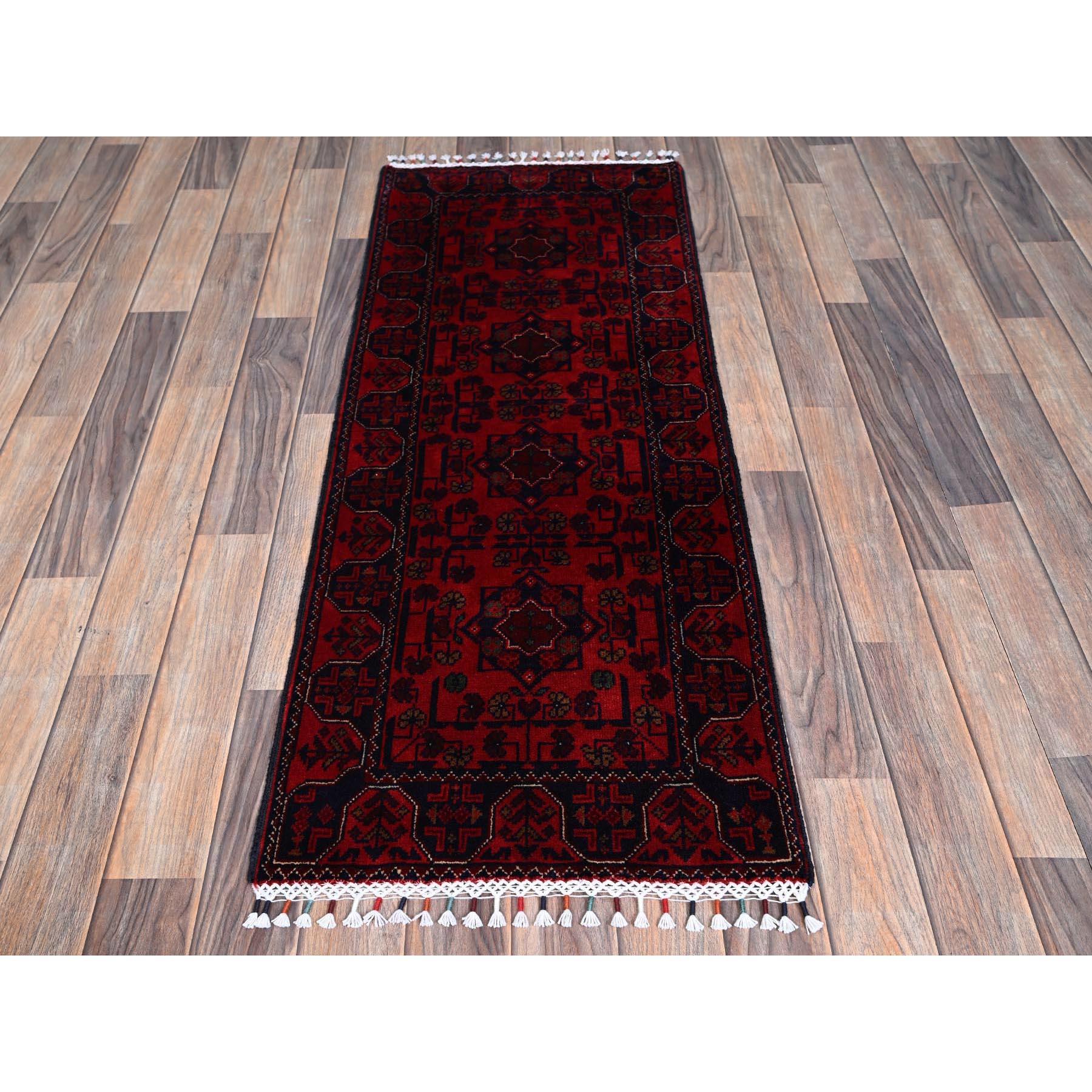 Rojo Carmesí, Khamyab Afgano con Diseño de Medallones Tribales, Lana Suave, Tintes Naturales, Anudada a Mano, Alfombra Corta y Estrecha, Alfombra Oriental
Materiales primarios: Lana
Látex: Sin pelo 
altura: 0,25 Pulgadas
Estilo: Tradicional
Color