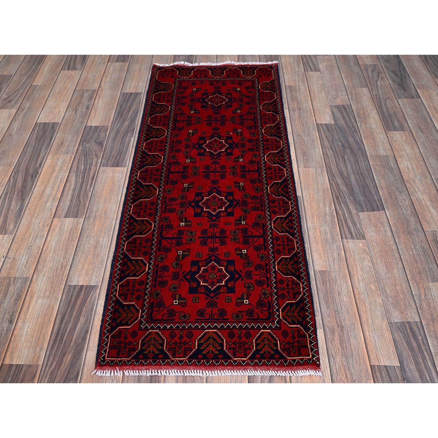 Berry Red, Afghan Khamyab with Geometric Pattern, Soft and Shiny Wool, Hand Knotted, Vegetable Dyes, Short & Narrow Runner, Oriental Rug
Matières premières : Laine
Latex : Pas de poils 
hauteur : 0,25 pouces
Style : Traditionnel
Couleur primaire :