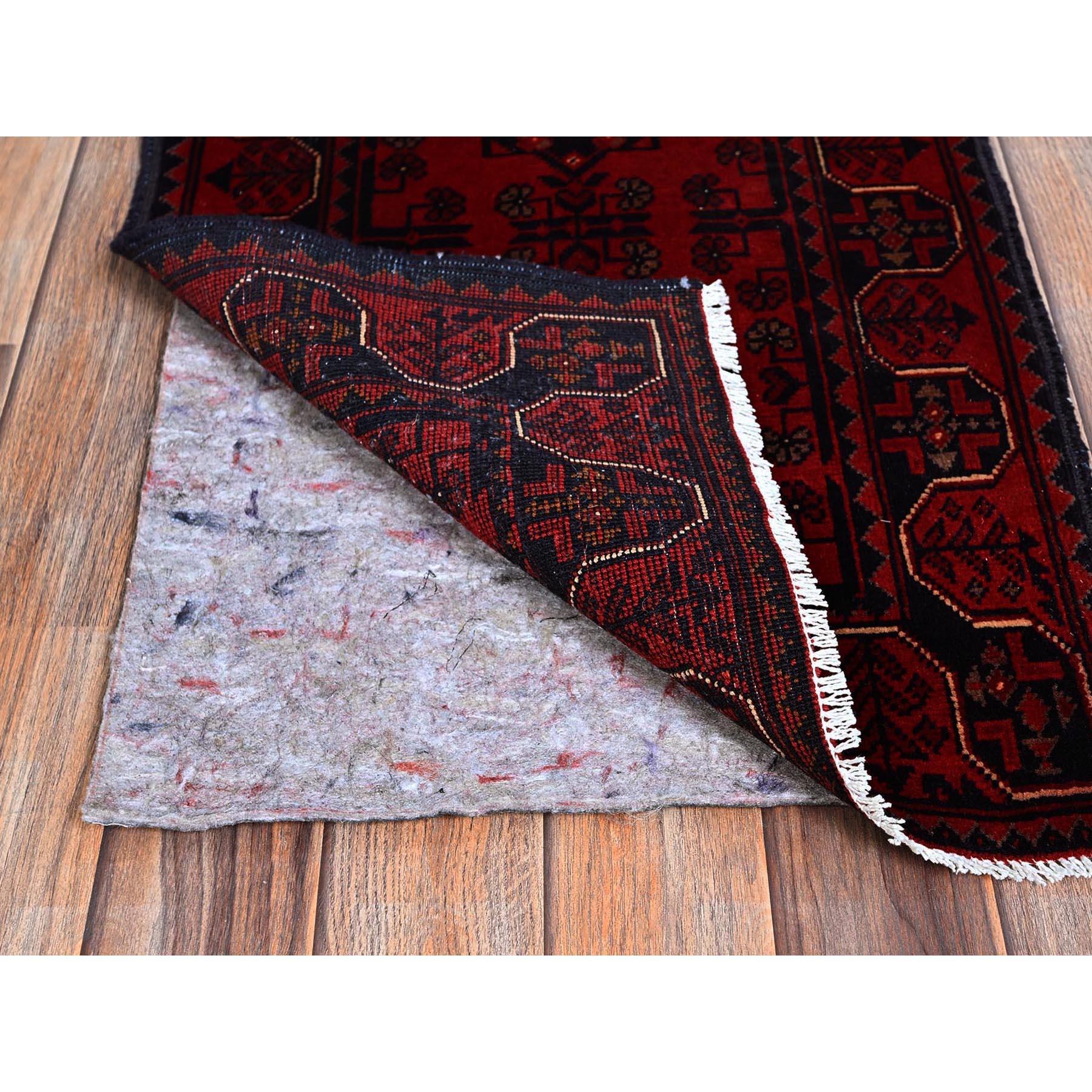 Hand-Knotted 1'9