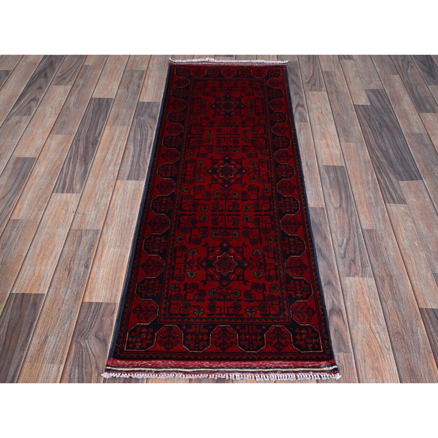 Rouge cramoisi, laine douce, Khamyab afghan avec motif géométrique, noué à la main, teintures végétales, court et étroit, tapis d'Orient
Couleur primaire : rouge
Couleurs secondaires : Bleu nuit, marron
Modèle : Oriental