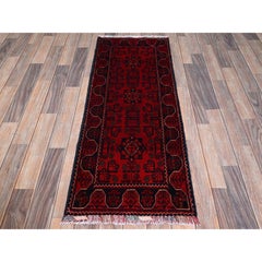 Alfombra afgana roja Khamyab de 1'9 "x5' con diseño tribal anudada a mano toda ella en lana