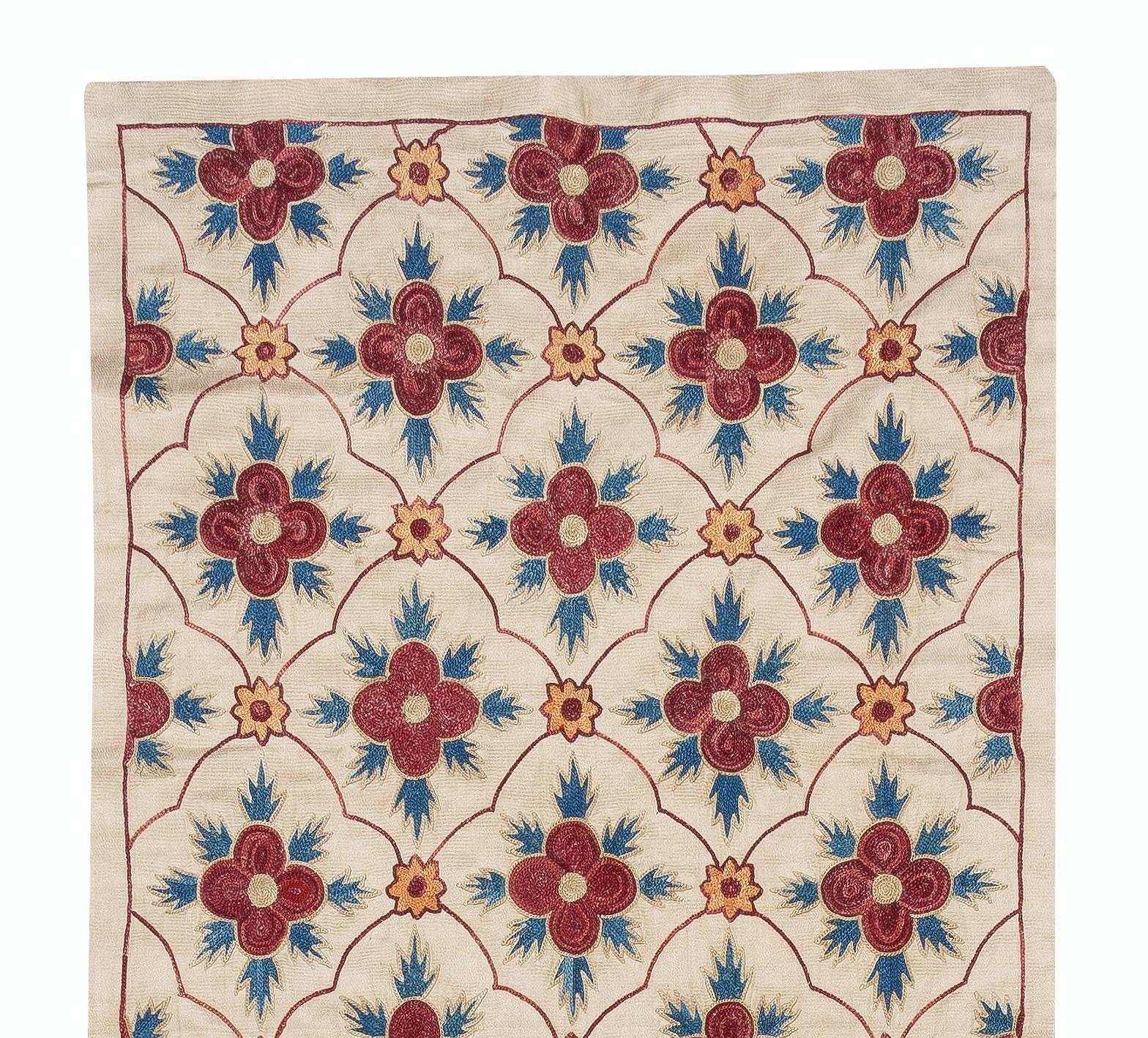 Celebra la rica herencia de la artesanía asiática con este exquisito tejido Suzani 100% seda, meticulosamente bordado a mano por hábiles artesanos. Una auténtica obra de arte, esta pieza encarna siglos de tradición, con intrincados motivos florales