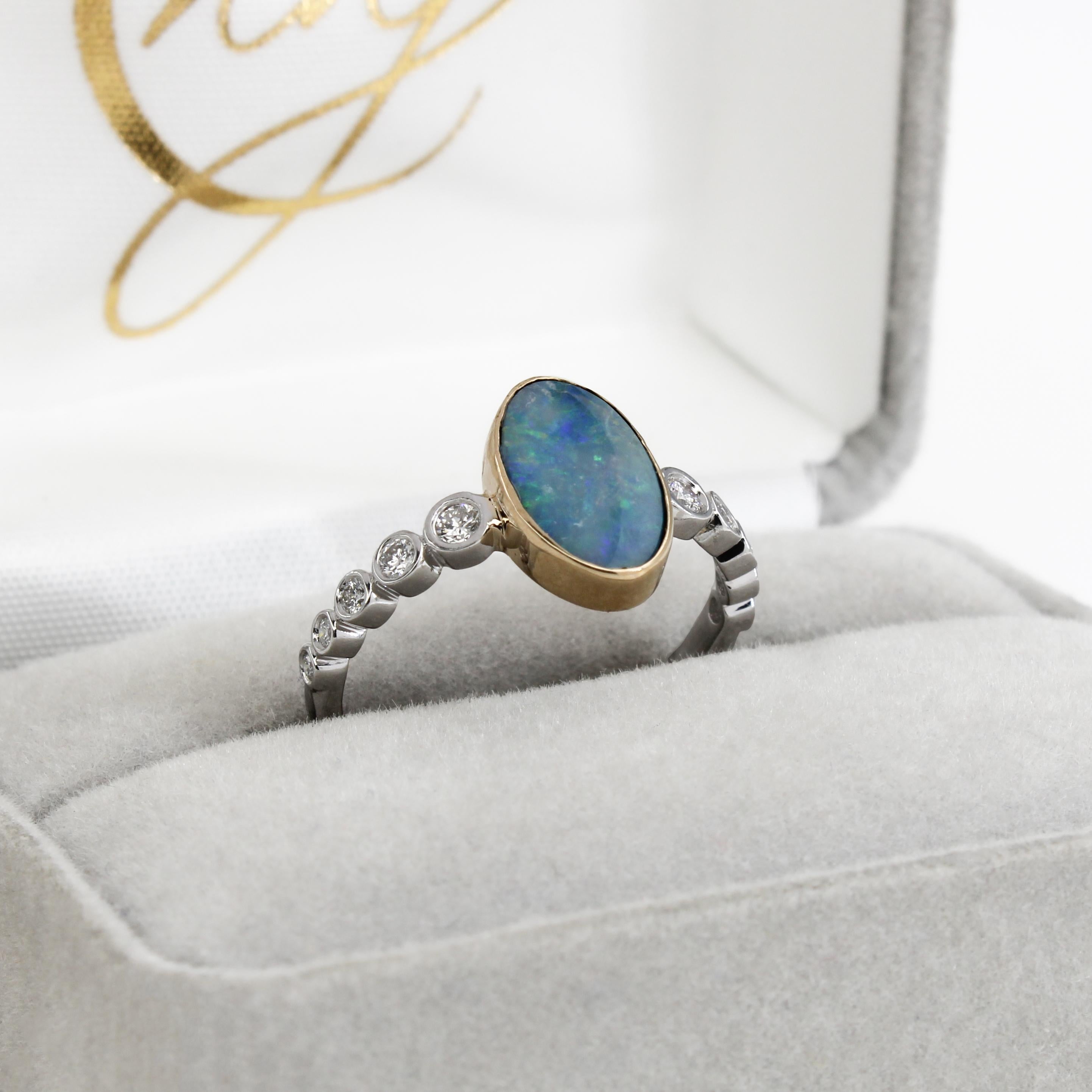 1ct, 11x7mm Australischer Opal Ring mit natürlichen Diamanten in 14K Weiß- und Gelbgold (Zeitgenössisch) im Angebot