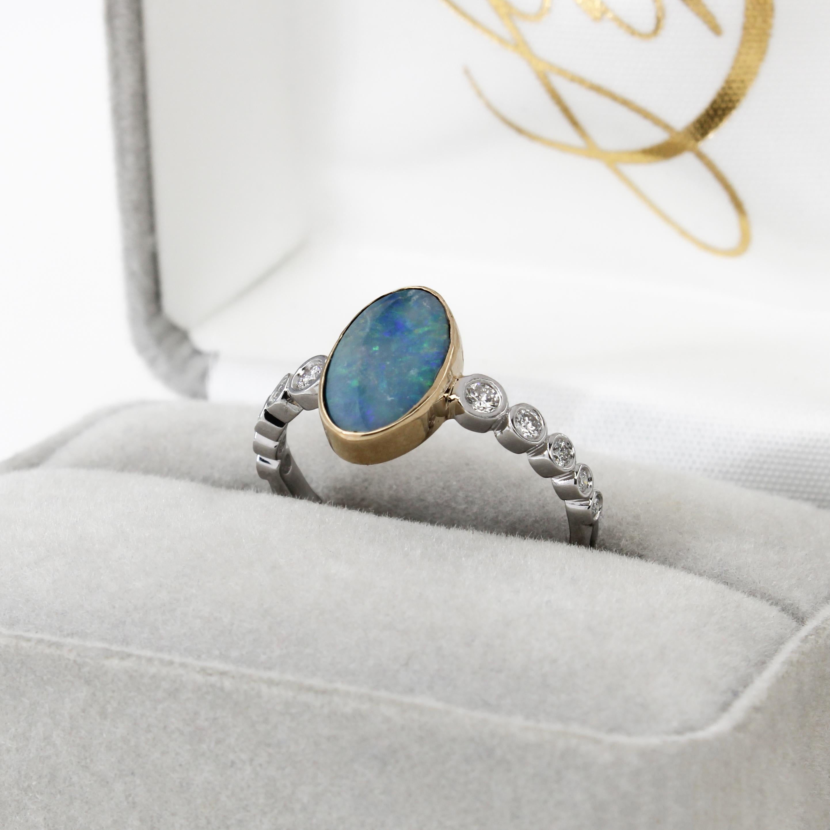 1ct, 11x7mm Australischer Opal Ring mit natürlichen Diamanten in 14K Weiß- und Gelbgold (Ovalschliff) im Angebot