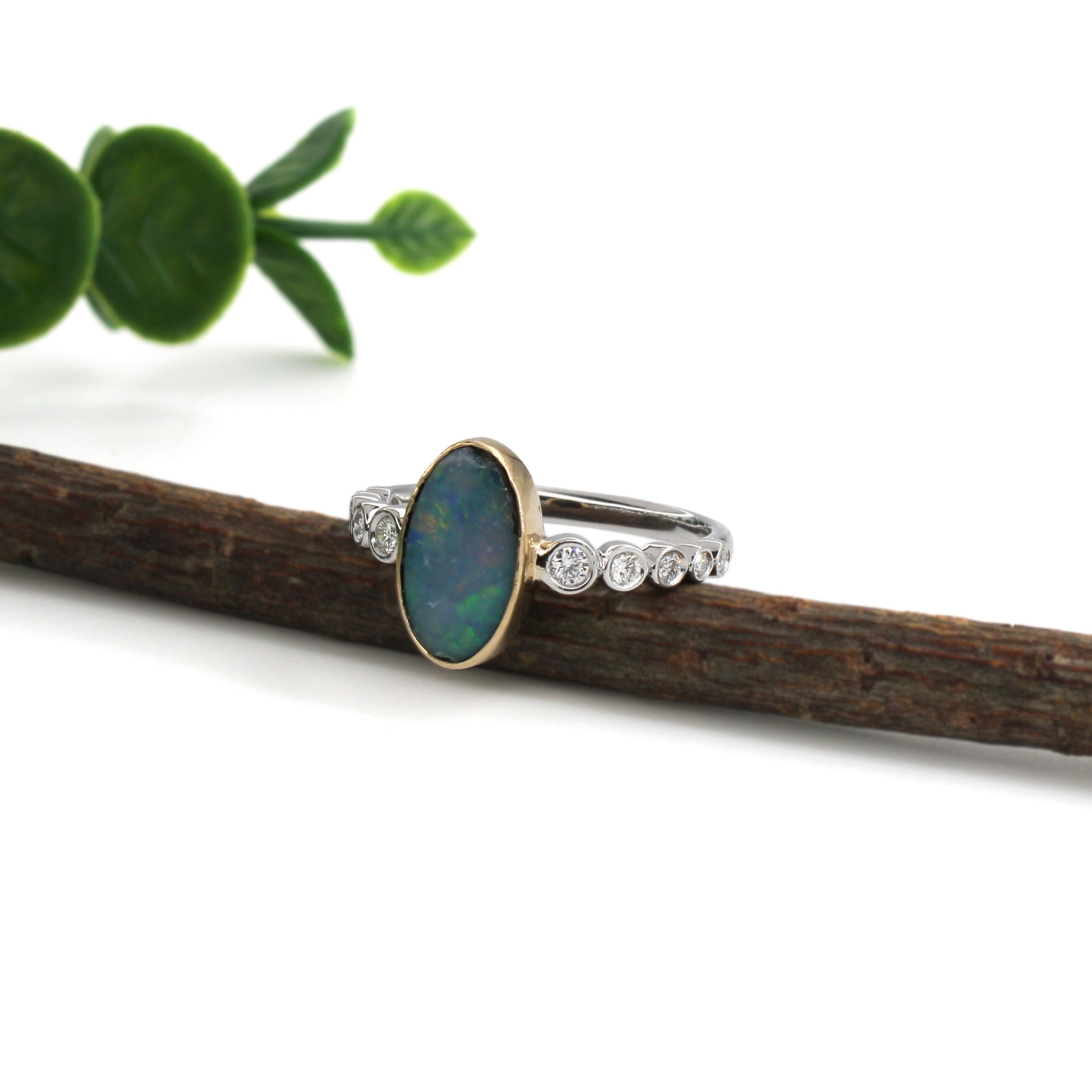 1ct, 11x7mm Australischer Opal Ring mit natürlichen Diamanten in 14K Weiß- und Gelbgold Damen im Angebot