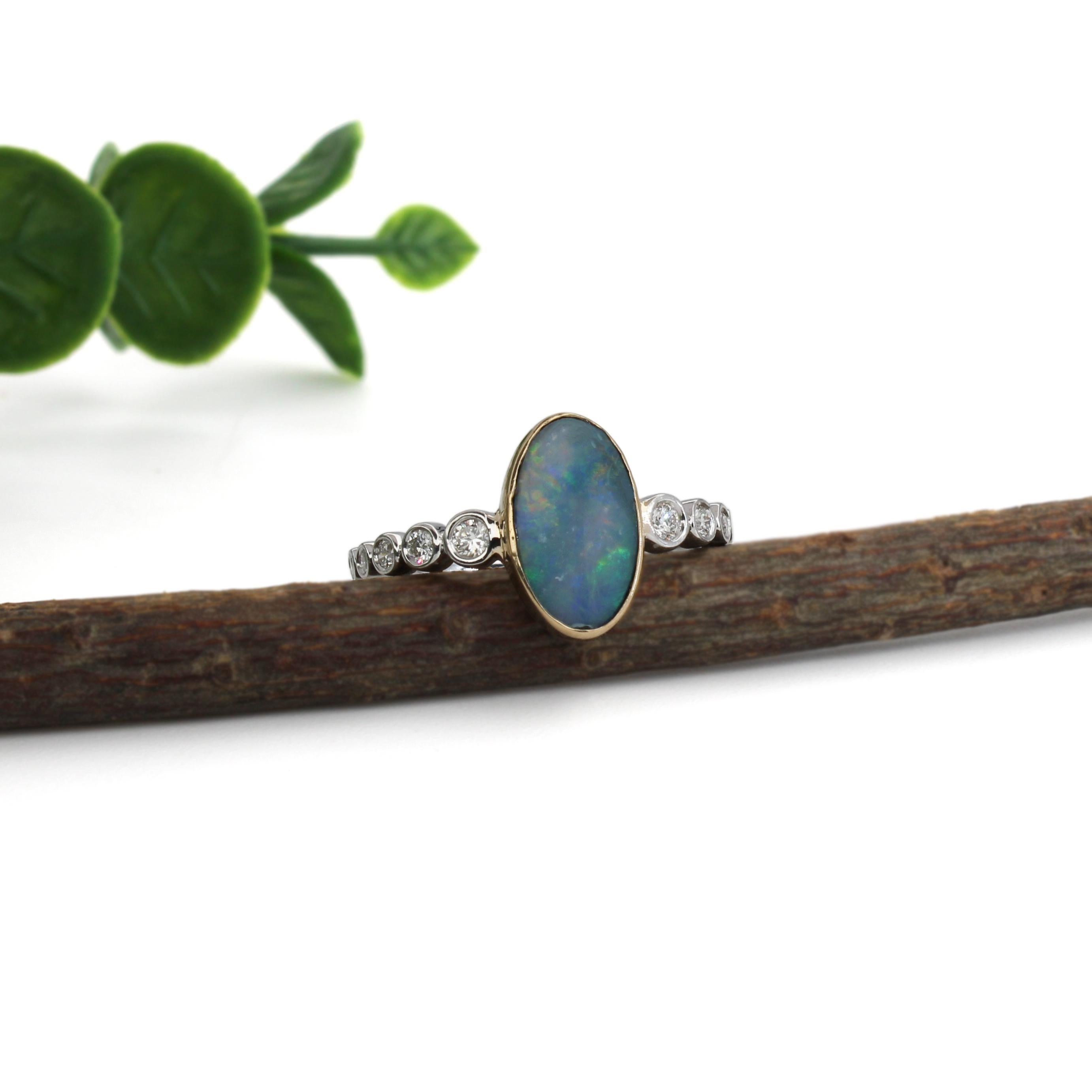 1ct, 11x7mm Australischer Opal Ring mit natürlichen Diamanten in 14K Weiß- und Gelbgold im Angebot 1