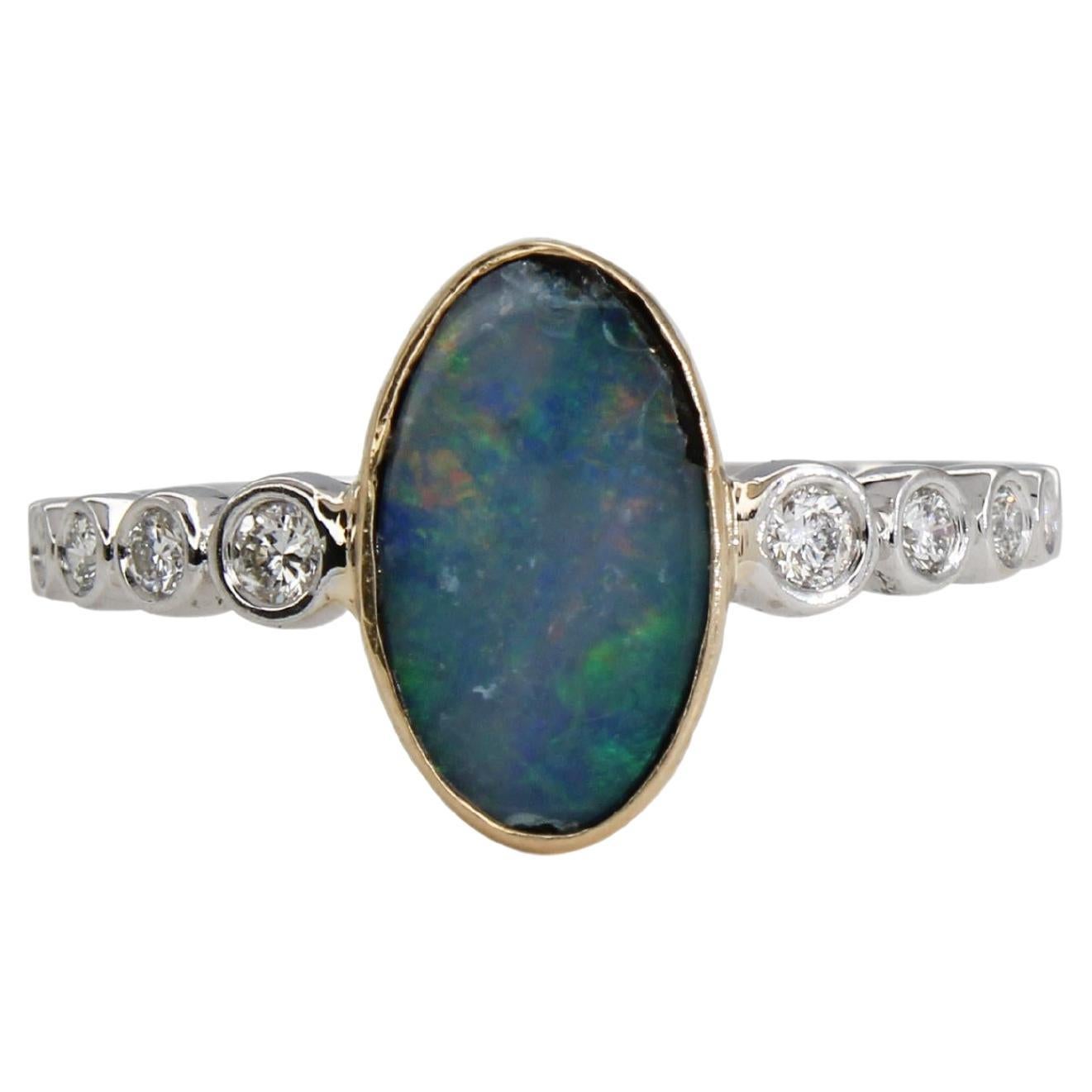 1ct, 11x7mm Australischer Opal Ring mit natürlichen Diamanten in 14K Weiß- und Gelbgold im Angebot
