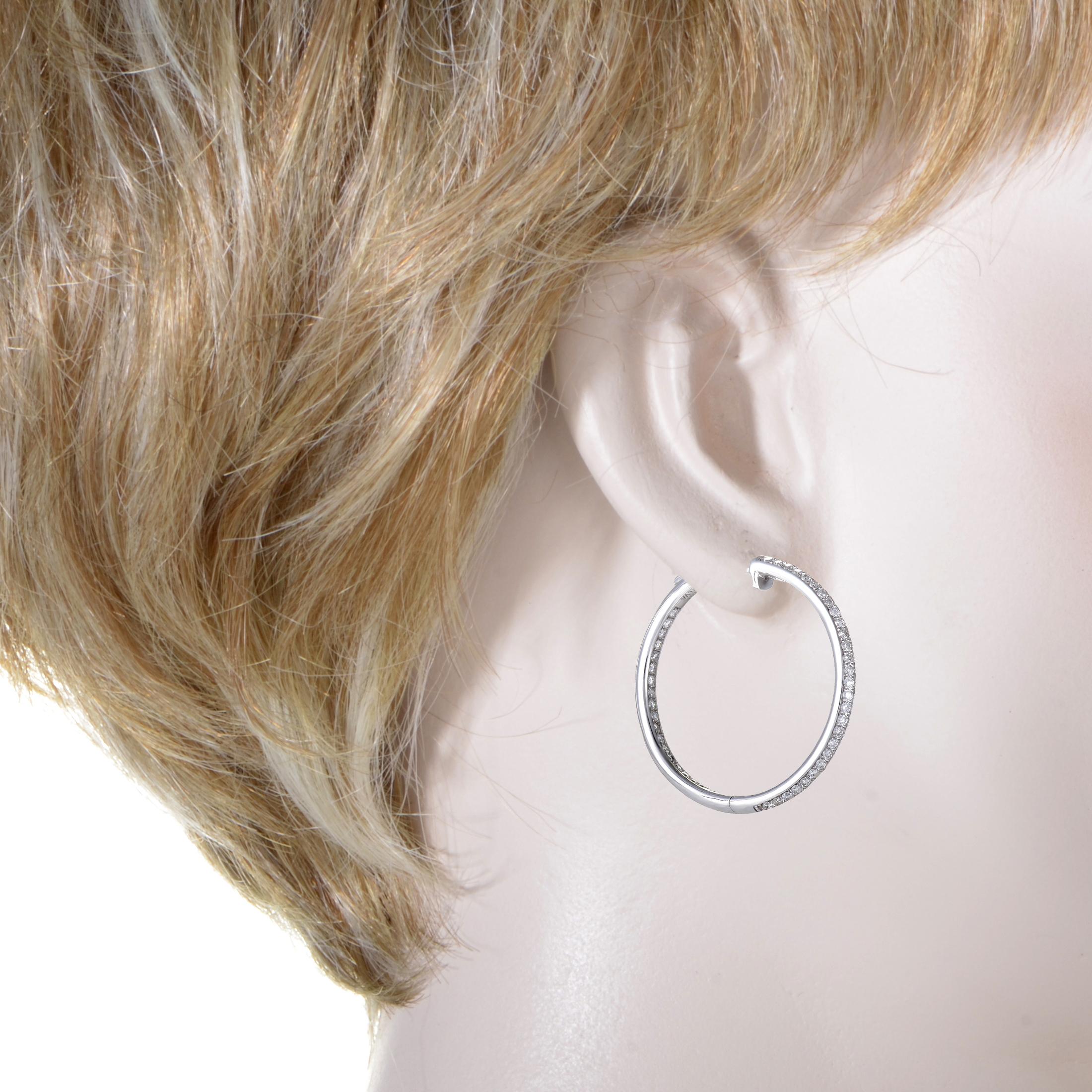 Incredibly stylish, these gorgeous hoop earrings are made of elegant 14K white gold and boast nifty refined appeal with a distinct luxurious feel to it added by the resplendent diamond stones that weigh 1.00 carat in total.
