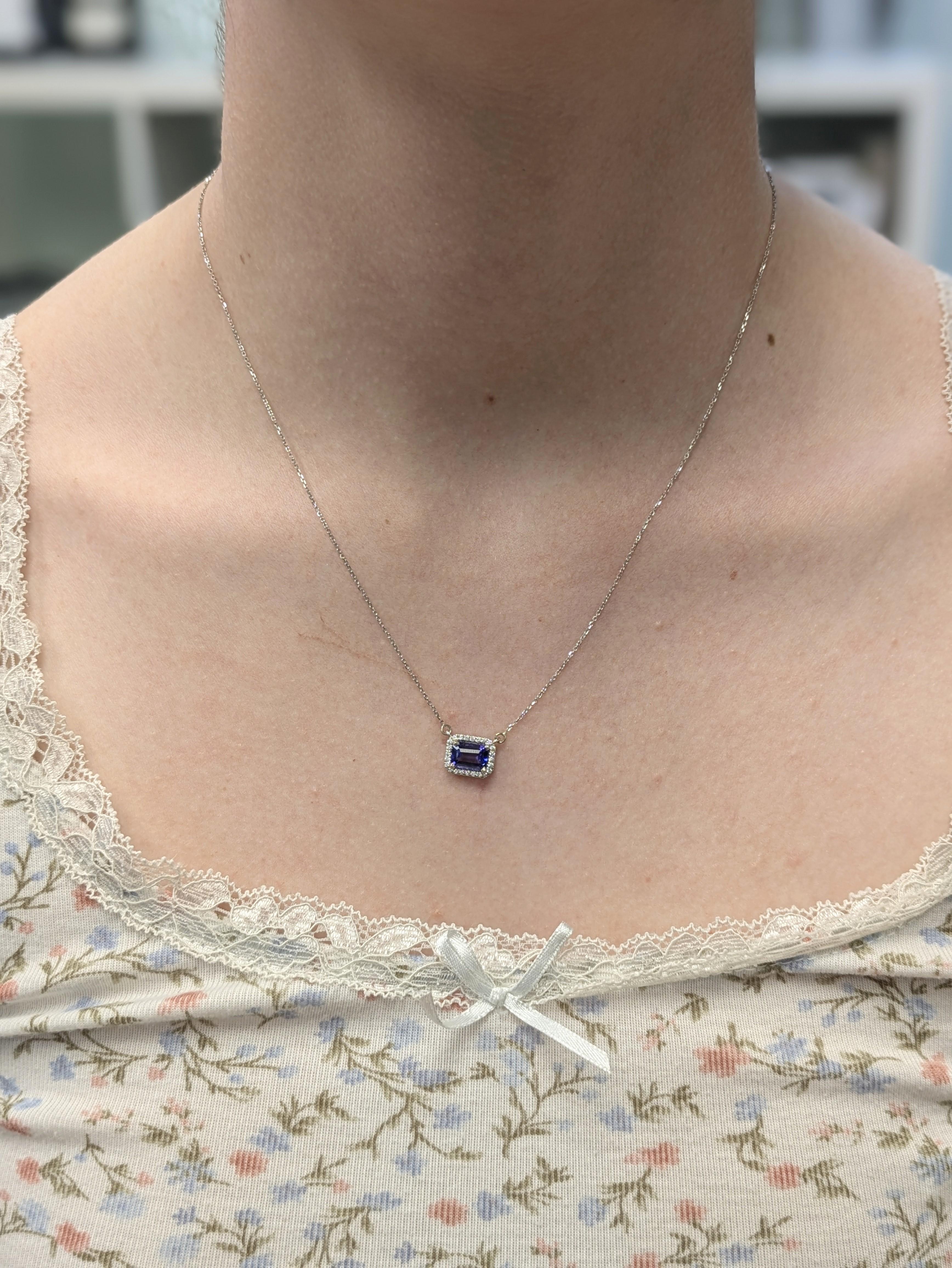 Ce collier pendentif intemporel est orné d'une tanzanite AAA de 0,97 carats (7x5 mm) de taille émeraude aux riches teintes bleu-violet, traitée thermiquement de manière experte pour rehausser sa beauté naturelle. Sertie en or 14k (2,33g), la pierre