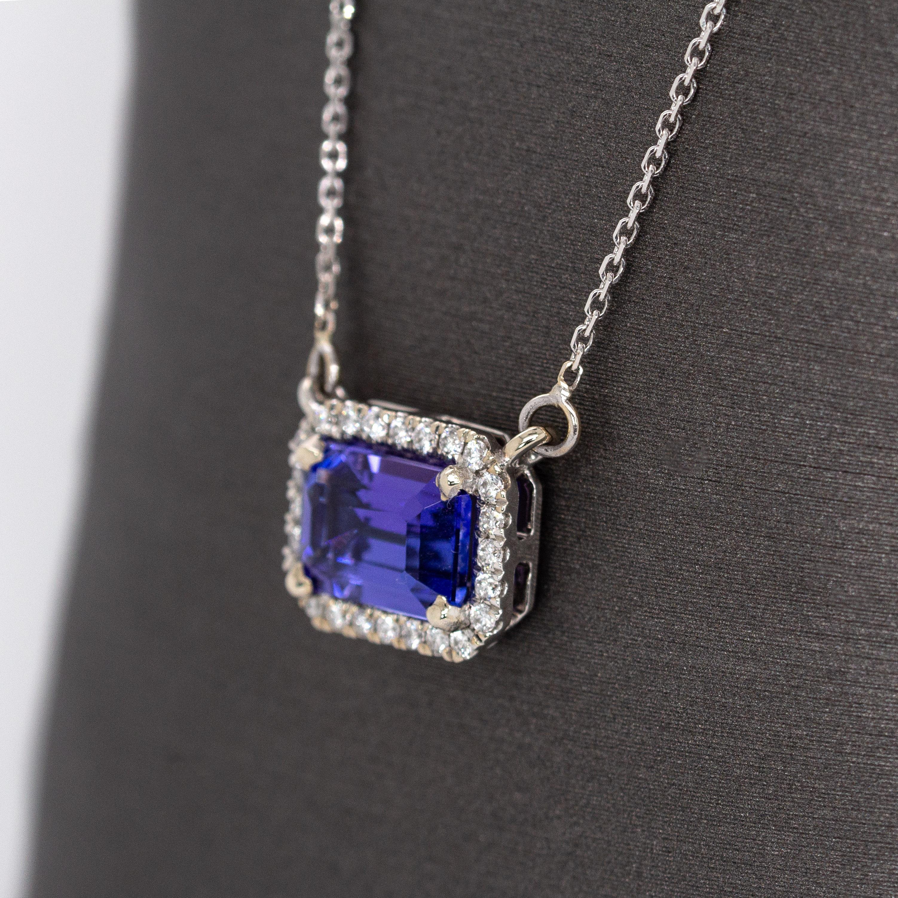 Taille émeraude Collier de 1ct AAA Tanzanite avec halo de diamant Nature en or blanc 14K  EM 7x5mm en vente