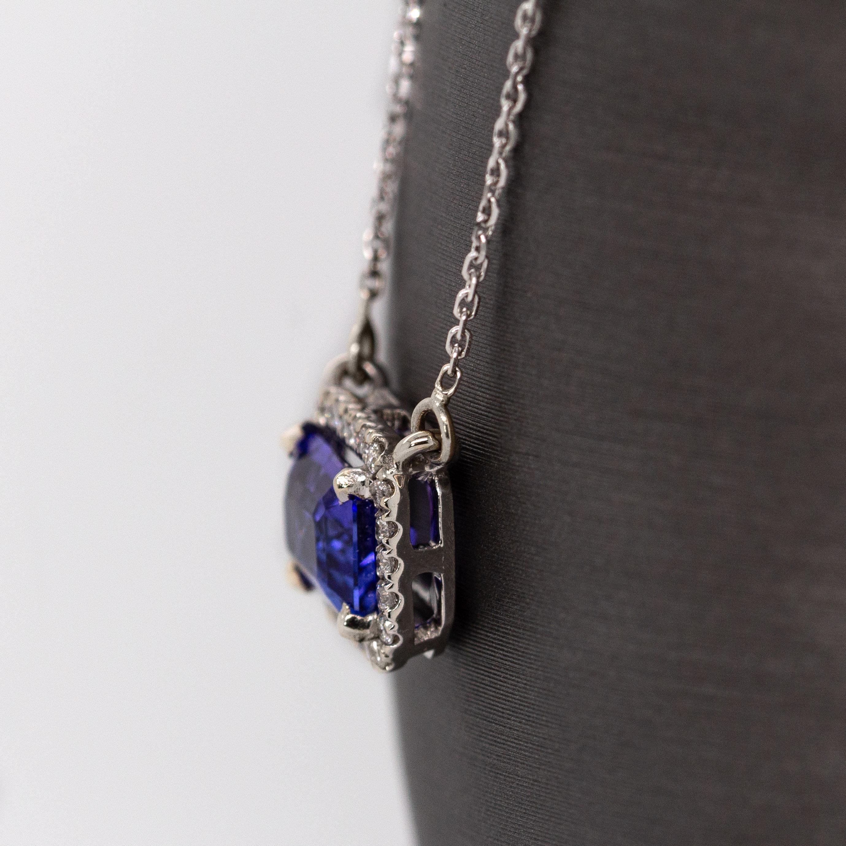 Collier de 1ct AAA Tanzanite avec halo de diamant Nature en or blanc 14K  EM 7x5mm Neuf - En vente à Columbus, OH