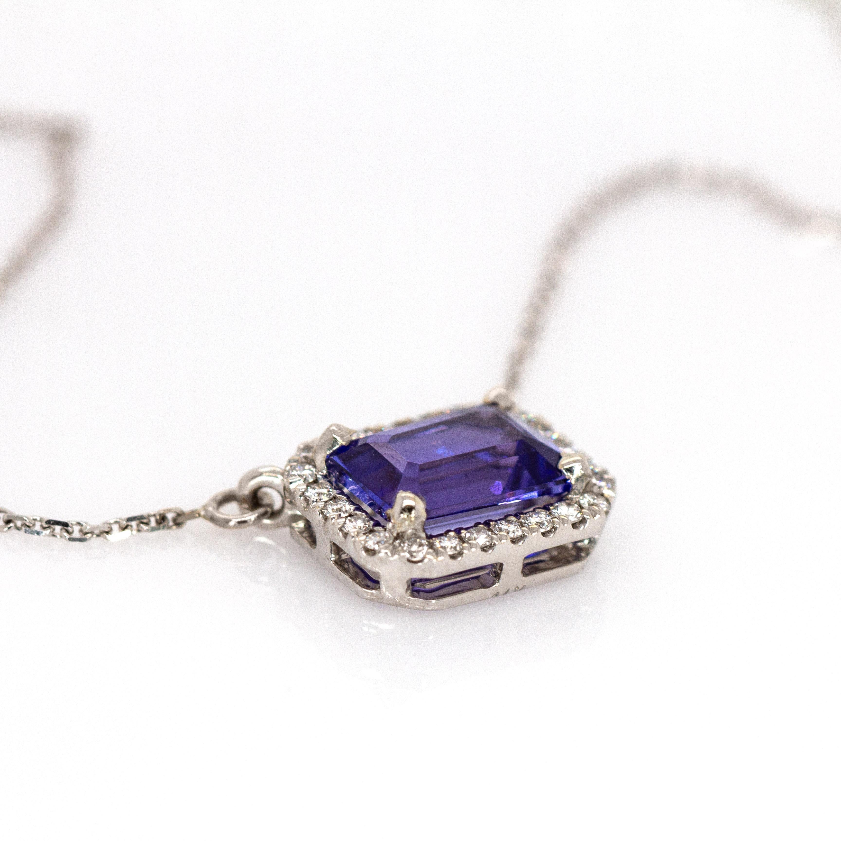 Collier de 1ct AAA Tanzanite avec halo de diamant Nature en or blanc 14K  EM 7x5mm Pour femmes en vente