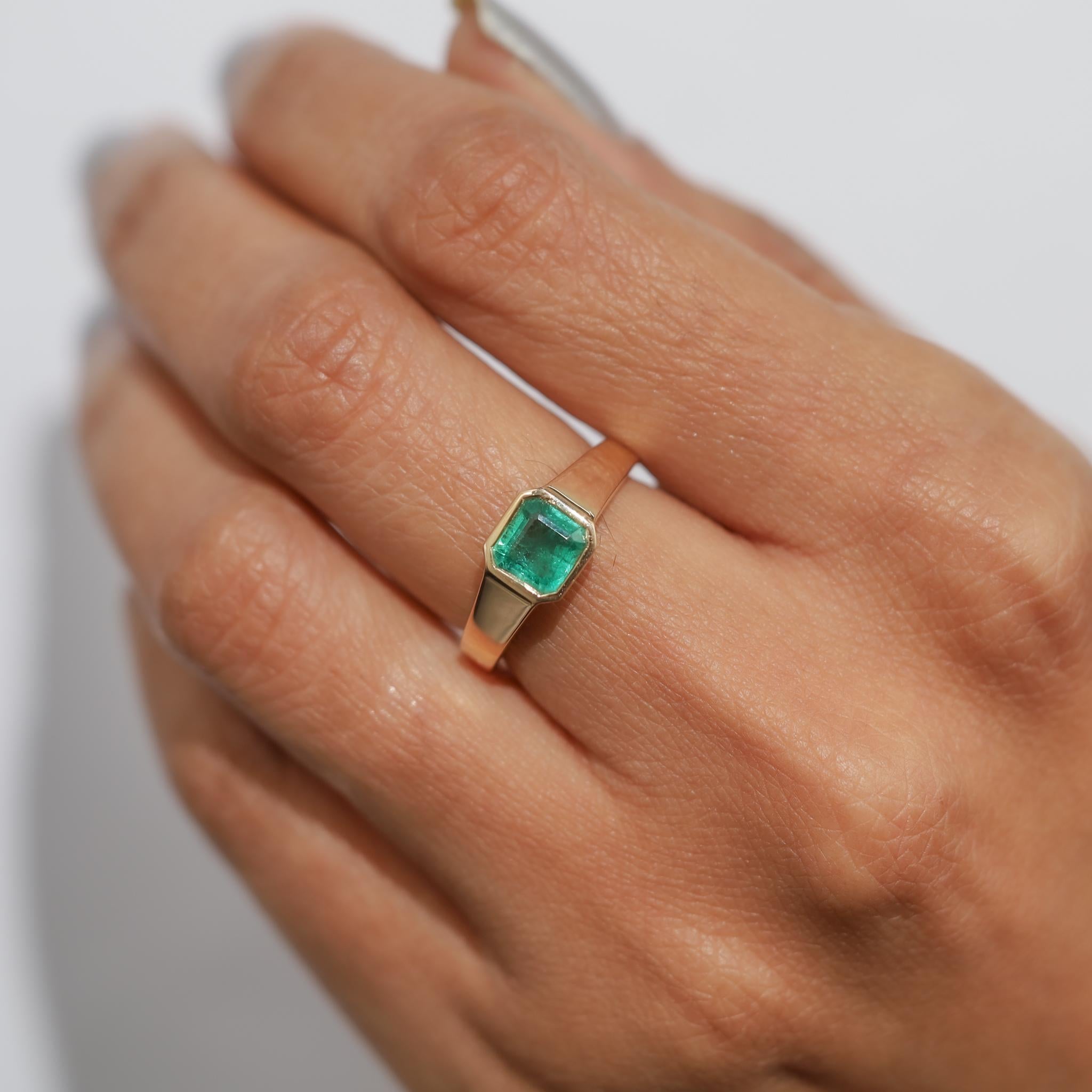 Anello con smeraldo naturale taglio Asscher da 1ct in oro giallo 18K - Fascia unisex In condizioni Nuovo in vendita a Jaipur, RJ