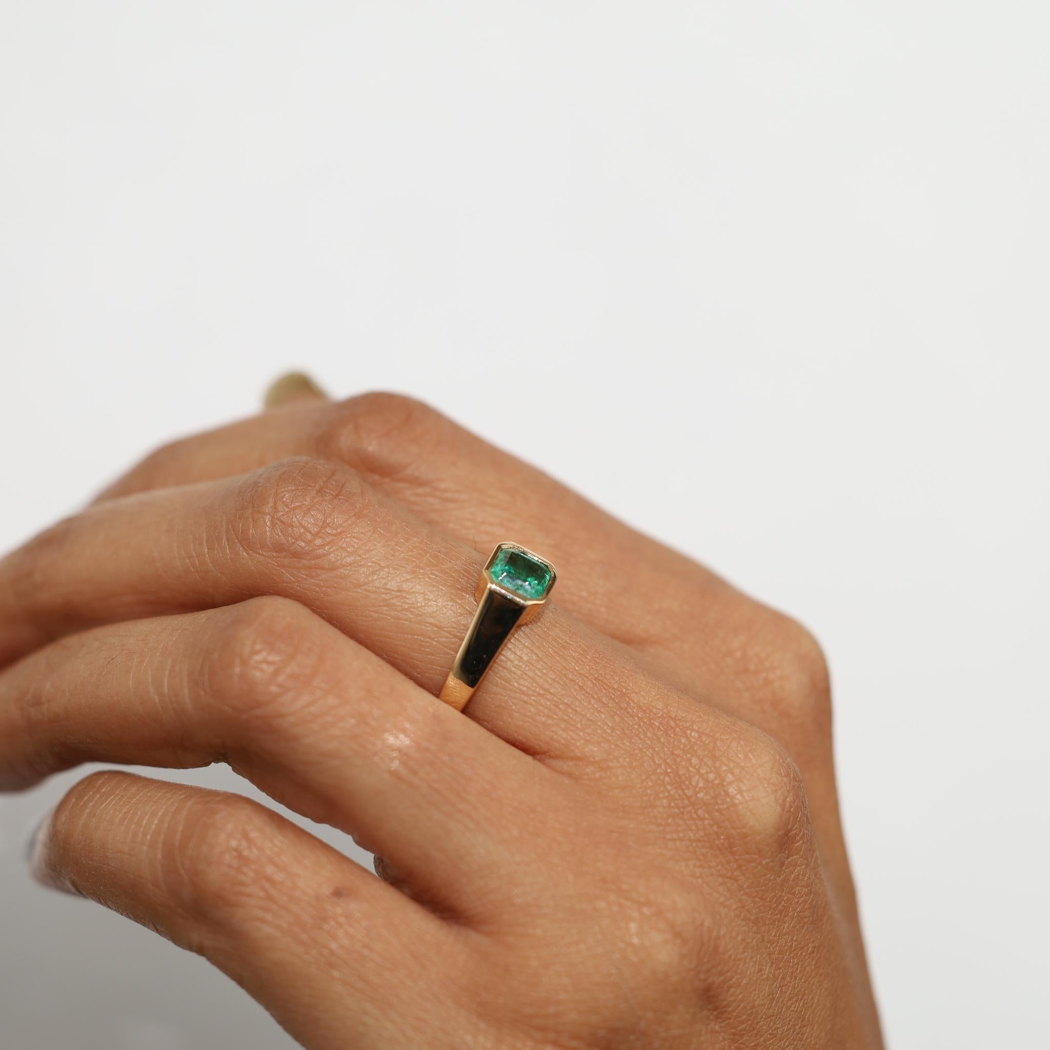 da uomo o donna Anello con smeraldo naturale taglio Asscher da 1ct in oro giallo 18K - Fascia unisex in vendita