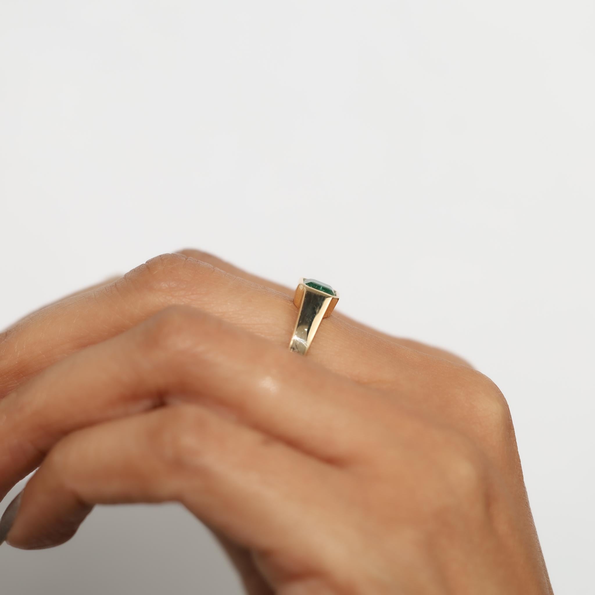 Anello con smeraldo naturale taglio Asscher da 1ct in oro giallo 18K - Fascia unisex in vendita 1