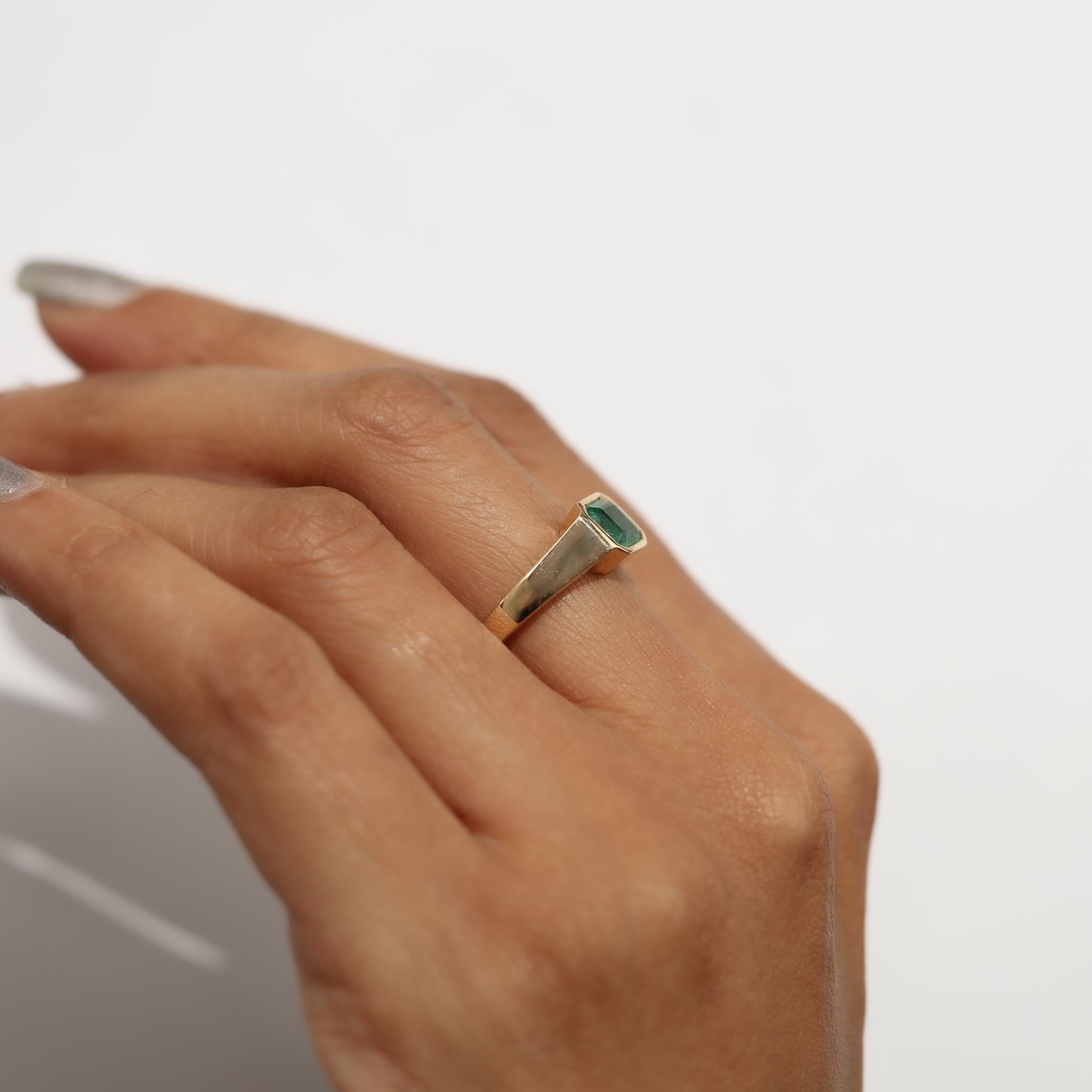 Anello con smeraldo naturale taglio Asscher da 1ct in oro giallo 18K - Fascia unisex in vendita 3
