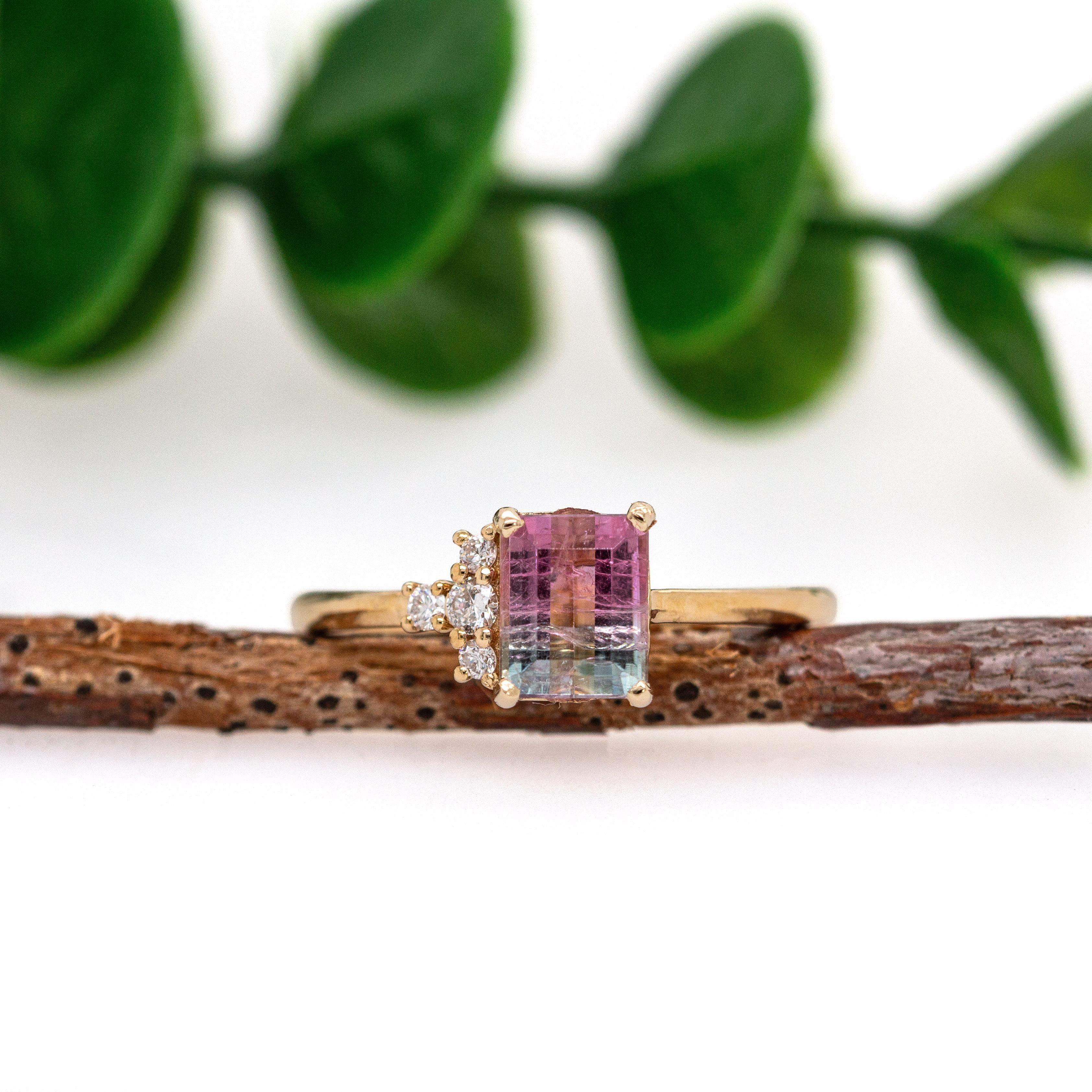Contemporaneo Anello in oro massiccio 14K con tormalina bicolore e diamanti accentati estratti dalla terra, 1ct in vendita