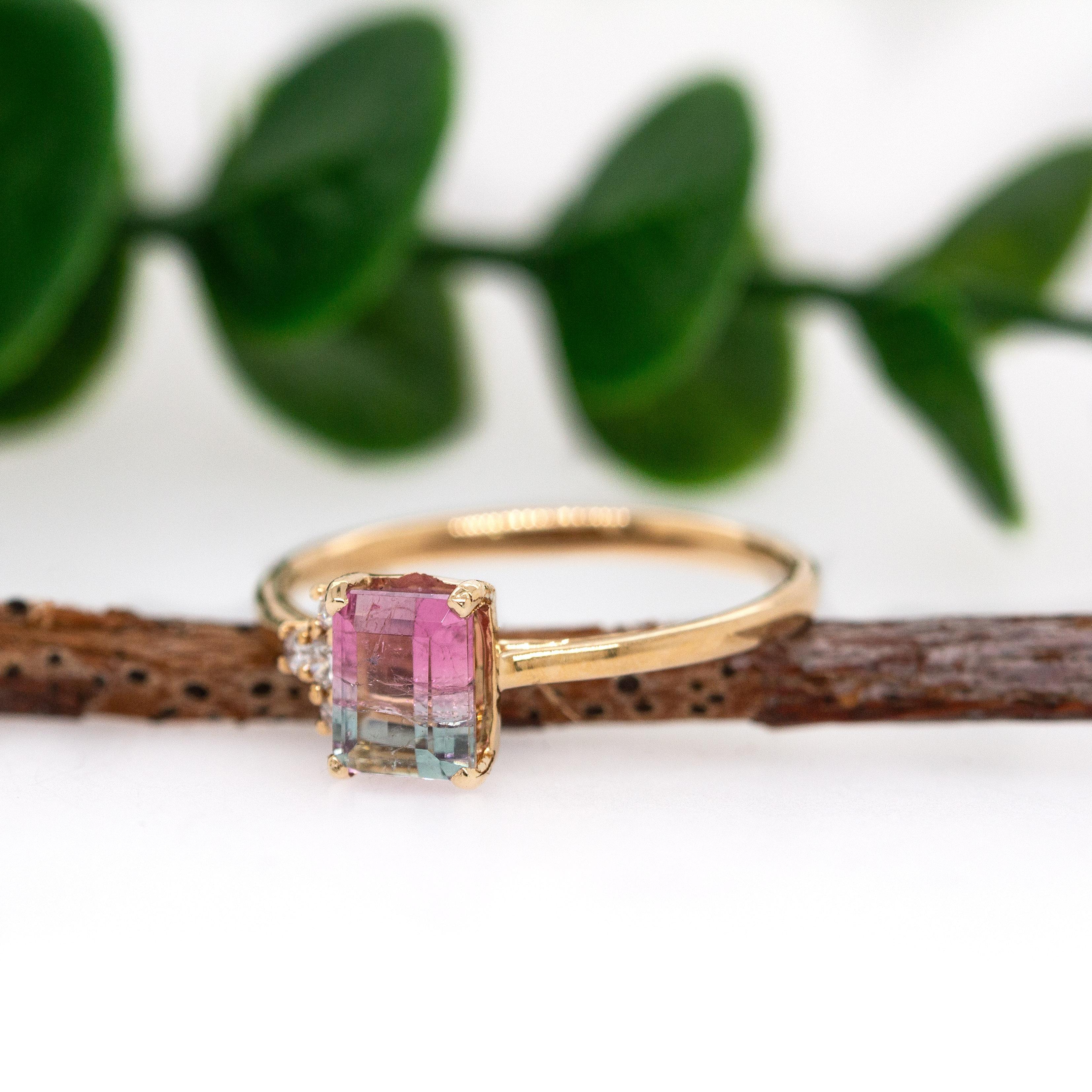 Taglio smeraldo Anello in oro massiccio 14K con tormalina bicolore e diamanti accentati estratti dalla terra, 1ct in vendita