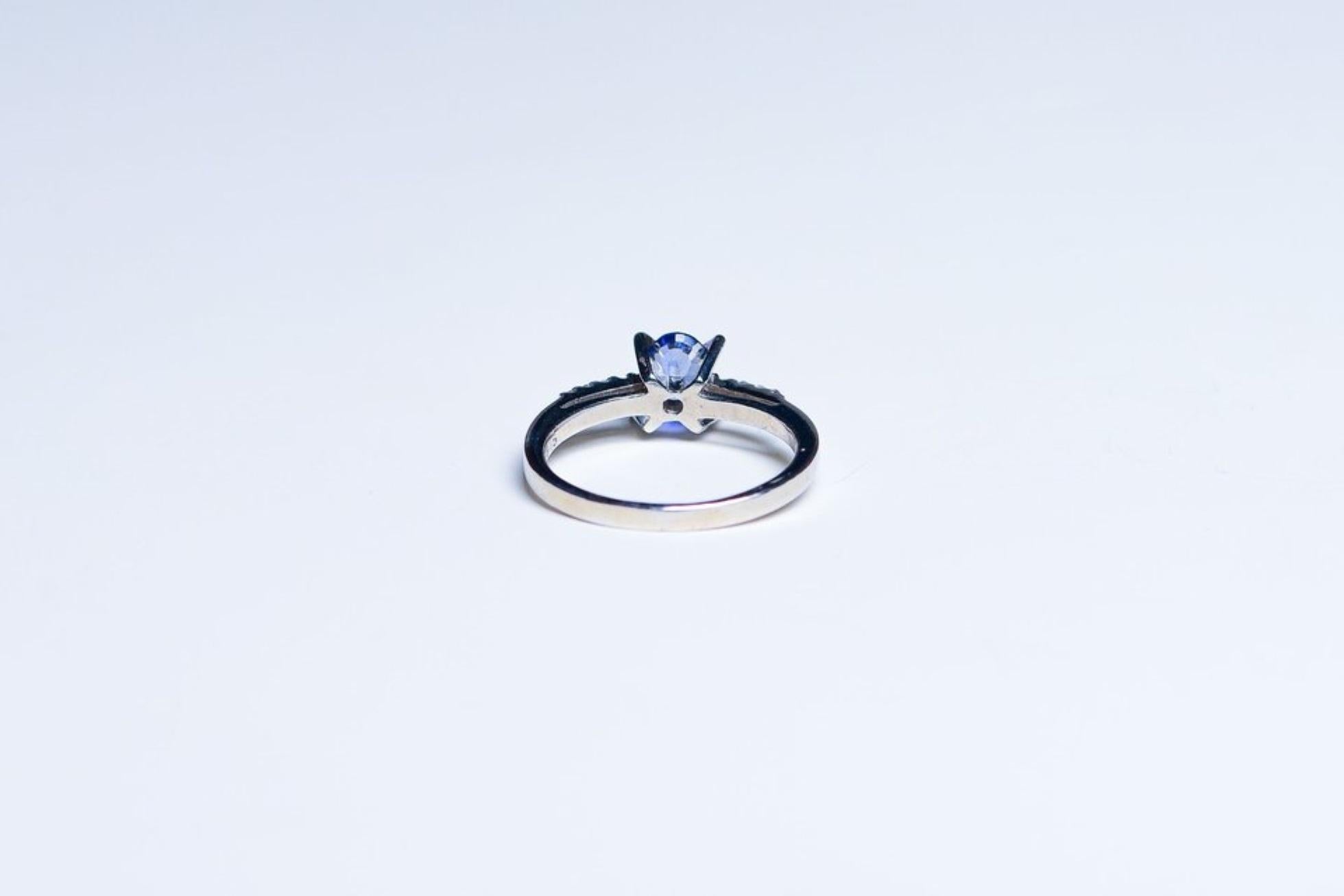 1 Karat natürlicher unbehandelter ovaler blauer Saphir 3 Stein Ring   Damen im Angebot