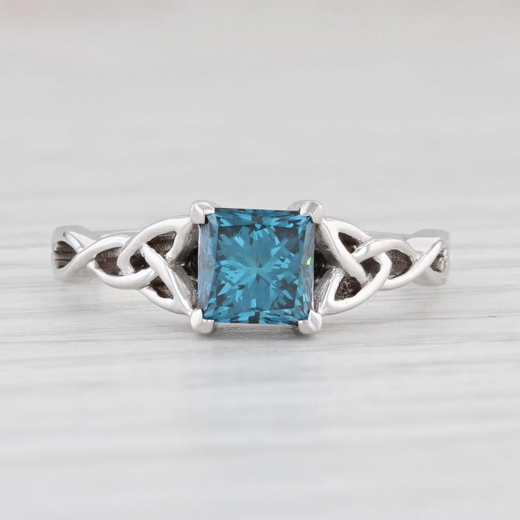 Taille princesse 1ct Blue Princesse Diamond Solitaire Engagement Ring 18k Gold Sz 6.5 Celtic Knots en vente
