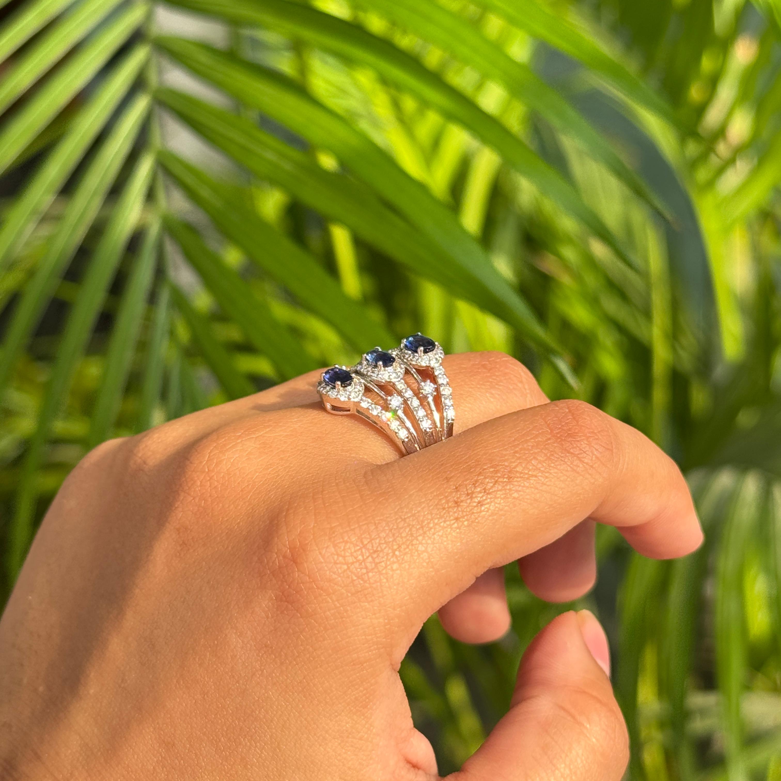 Im Angebot: 1Kt Blauer Saphir & Diamant Multi-Band Cocktail Ring in 14K Weißgold Schmuck () 12