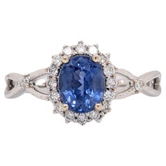 Anillo de zafiro azul de 1 ct con diamantes extraídos de la tierra en oro blanco macizo de 14 quilates ovalado de 7x6 mm