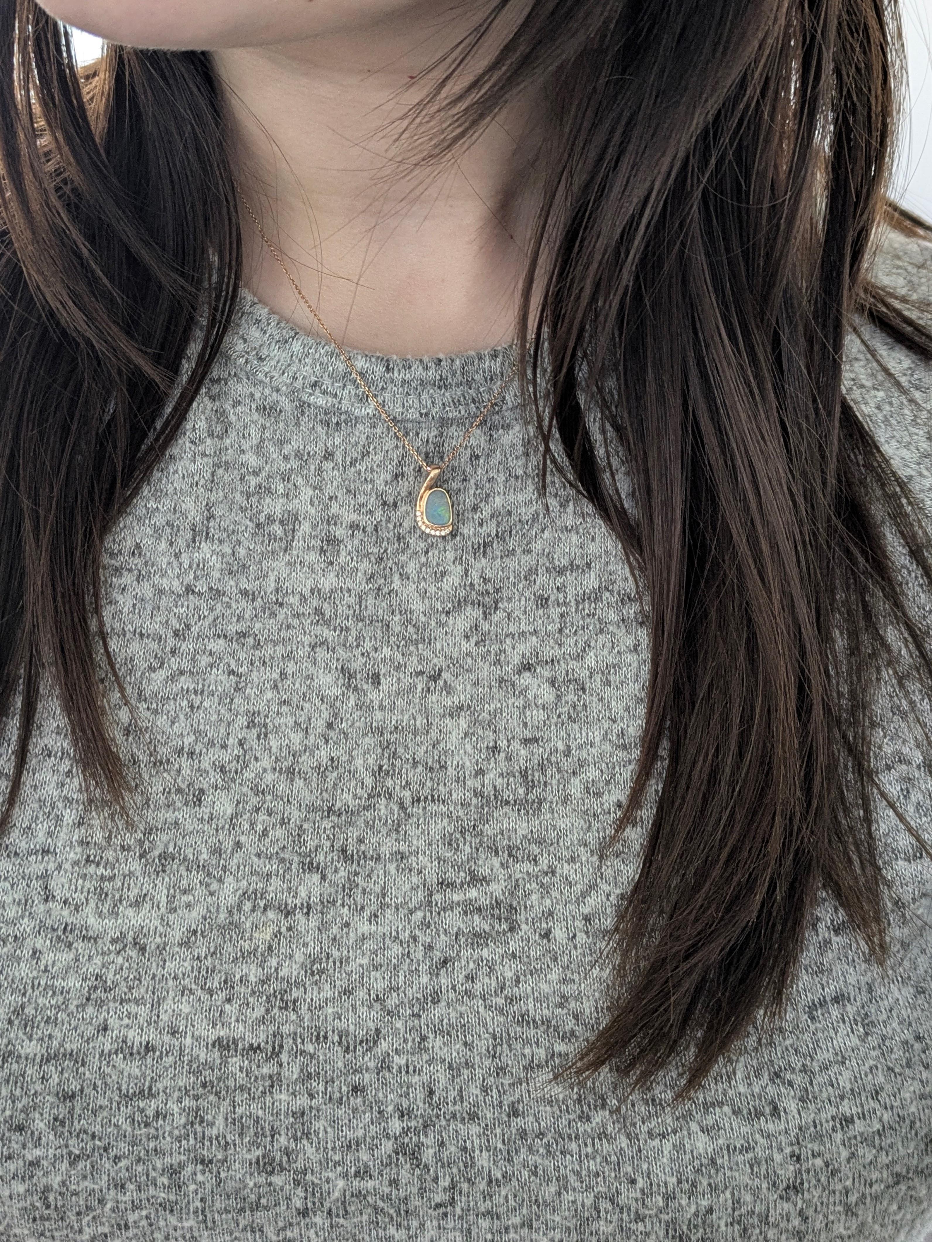 Un ciondolo unico che presenta un opale boulder naturale dai contorni irregolari, impreziosito da scintillanti diamanti naturali. Realizzato in oro rosa massiccio 14 carati, combina la bellezza organica con un'elegante raffinatezza.


