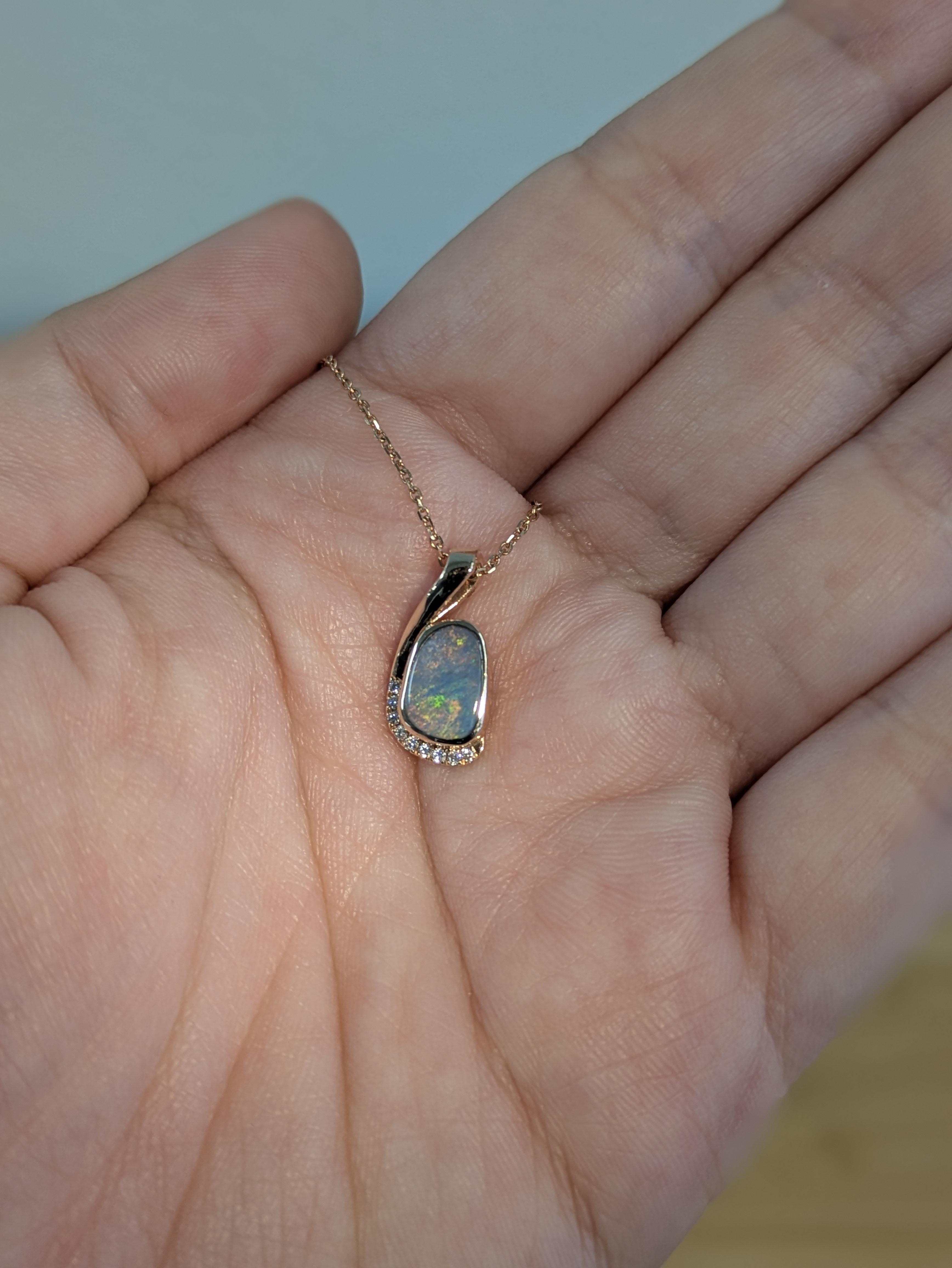 Contemporaneo Ciondolo con opale Boulder da 1 centesimo e accenti di diamanti estratti dalla terra: Oro rosa massiccio 14k in vendita