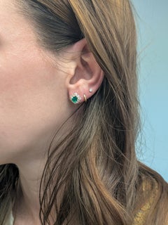 Orecchini con smeraldo colombiano da 1 carato e accenti di diamanti naturali: Oro massiccio 14k