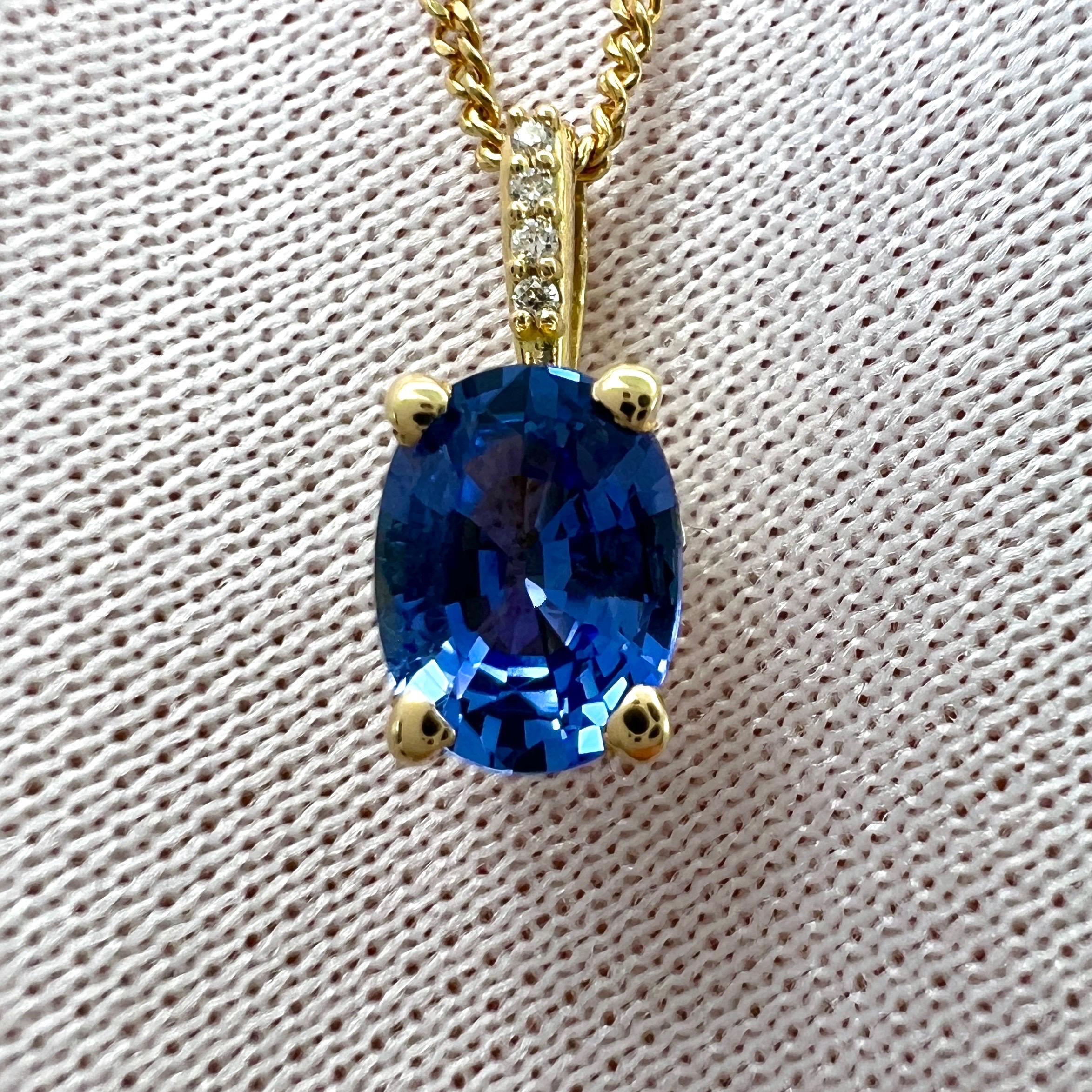 Taille ovale 1ct Cornflower Blue Ceylon Sapphire 18k Yellow Gold Diamond Hidden Halo Pendant en vente