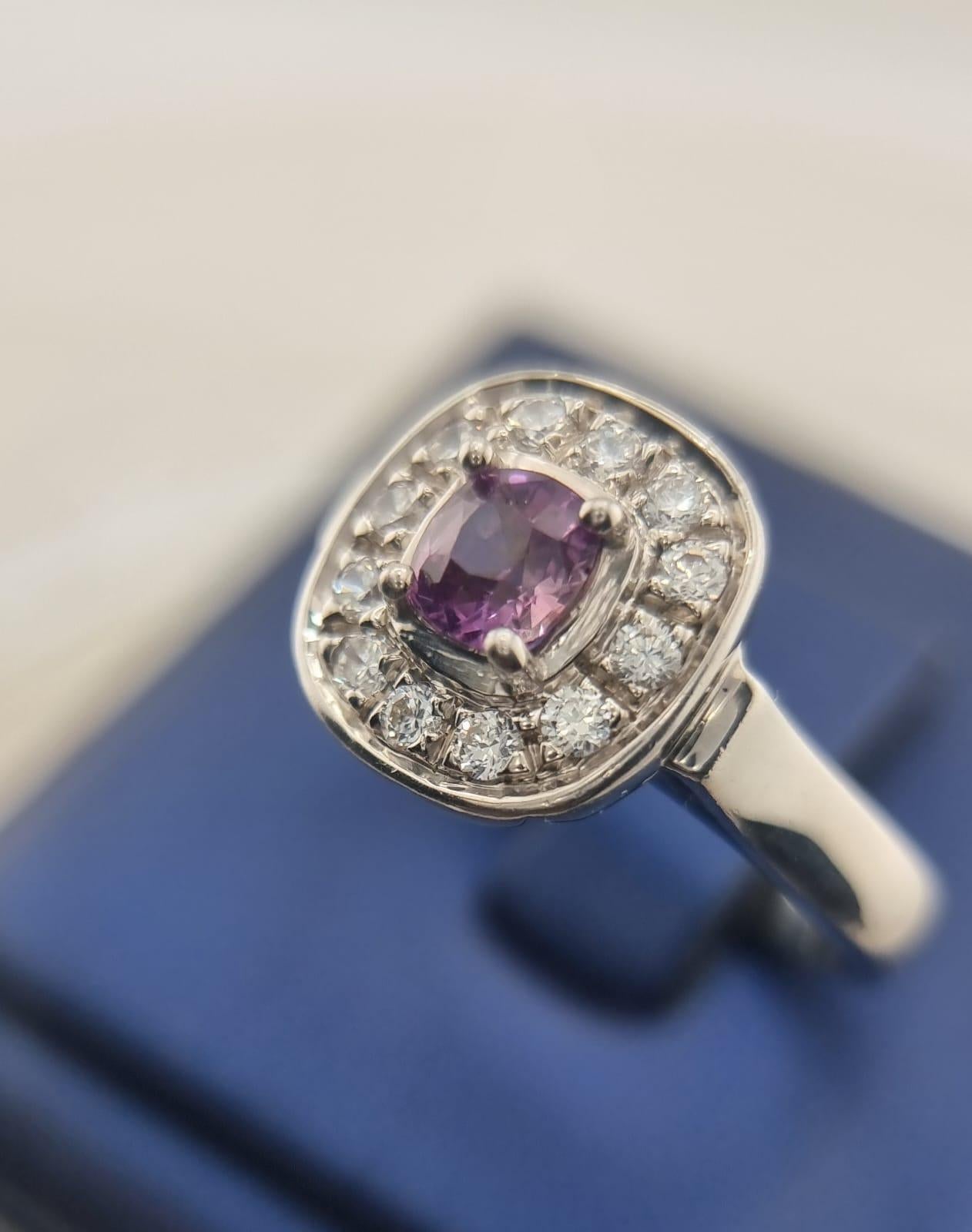 Bague en saphir rose de 1ct à taille coussin : Un exemple d'Elegance Naturelle

Cette bague exquise met en valeur un saphir rose taillé en coussin de 5,3 x 5,1 mm en son centre. Avec son origine naturelle et sa délicate teinte rose pâle, la pierre