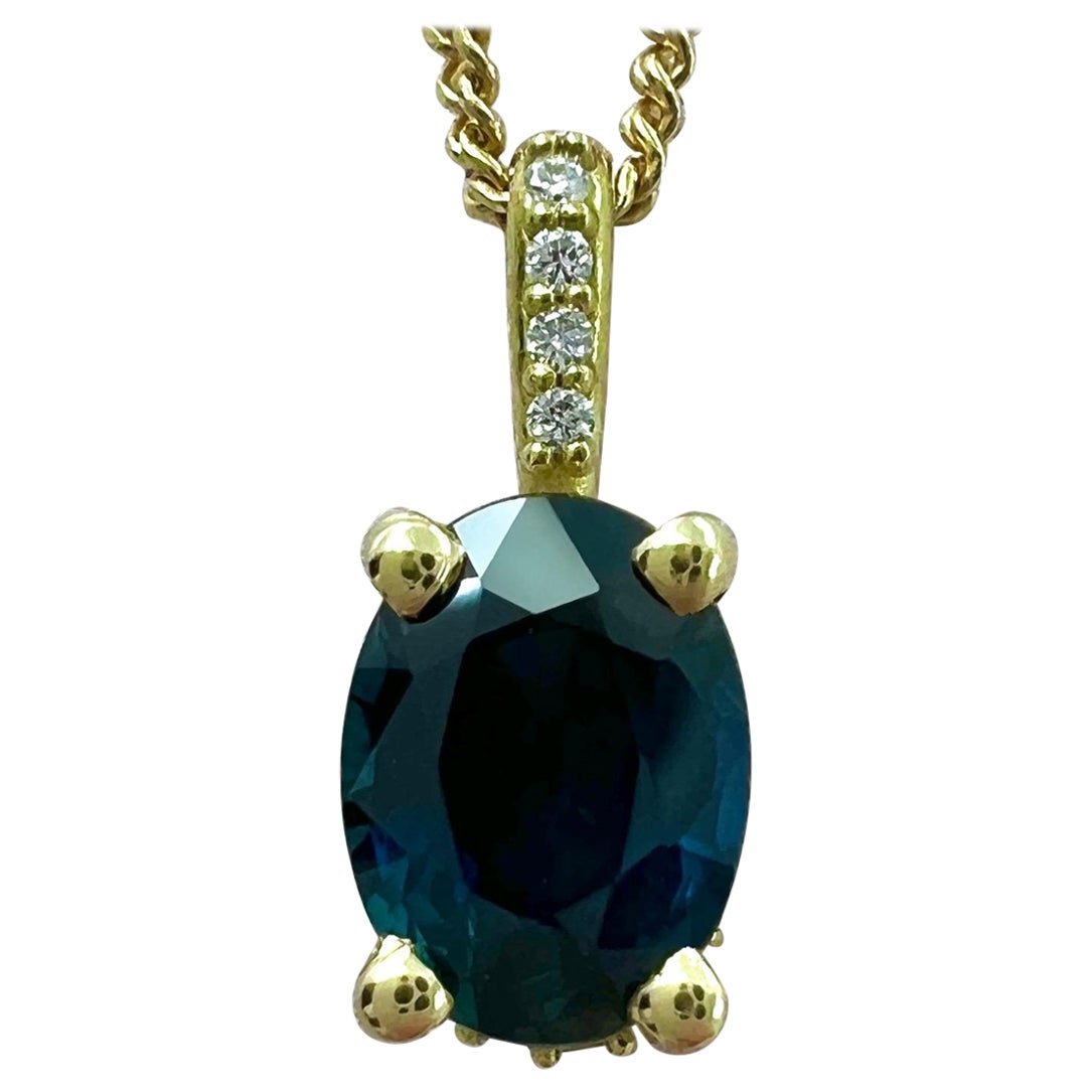 Collana con ciondolo a raggiera nascosta in oro giallo 18k con zaffiro blu intenso e diamante da 1 carato