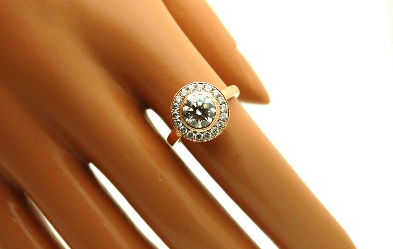 L'anello con moissanite e diamanti è unico nel suo genere. La moissanite ha un peso di 1,50 carati, con purezza VS e colore E-F. I diamanti hanno un peso complessivo di 0,35 carati con purezza VS e colore F. L'anello è di tipo comfort, non si