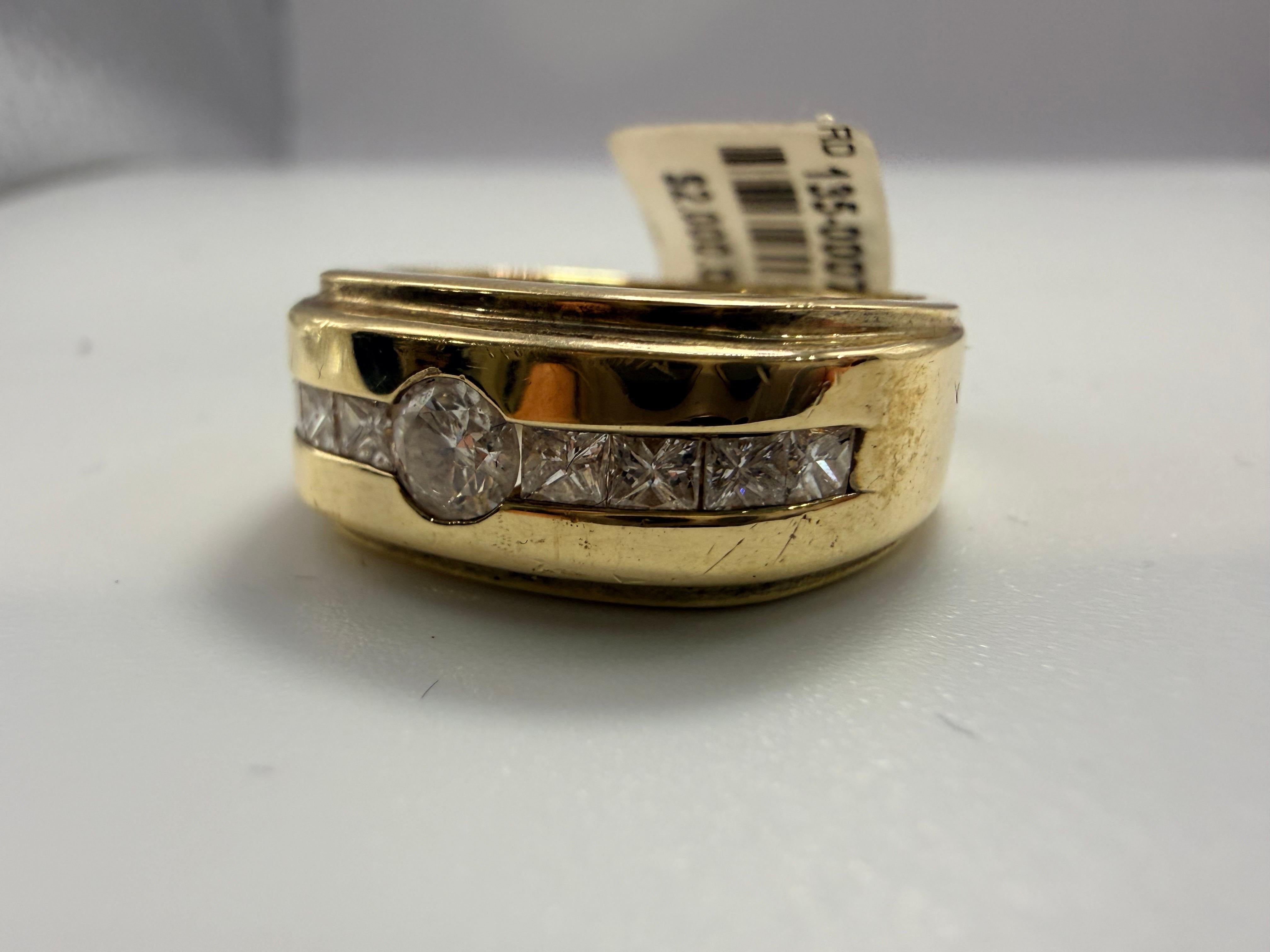 Anello con diamante in oro giallo 14KT con 1ct di diamanti di purezza VS-SI e colore F-G. Taglia 7.

**Tutti gli oggetti lasciano la nostra sede con un certificato a nome dell'acquirente, politica aziendale! Questo garantisce la sicurezza per te e