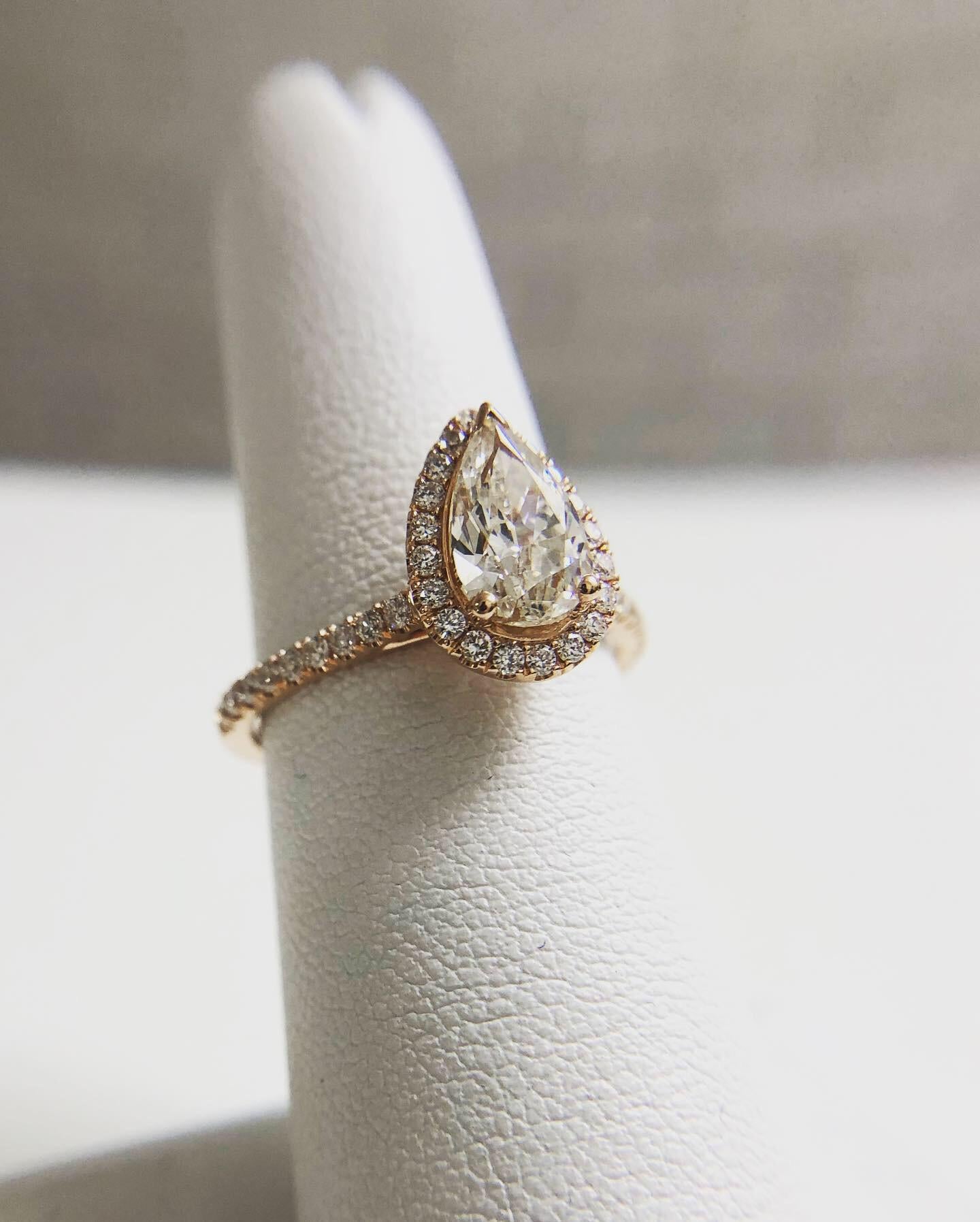 1ct diamond ring 14KT rose gold engagement ring halo diamond ring In New Condition For Sale In Boca Raton, FL