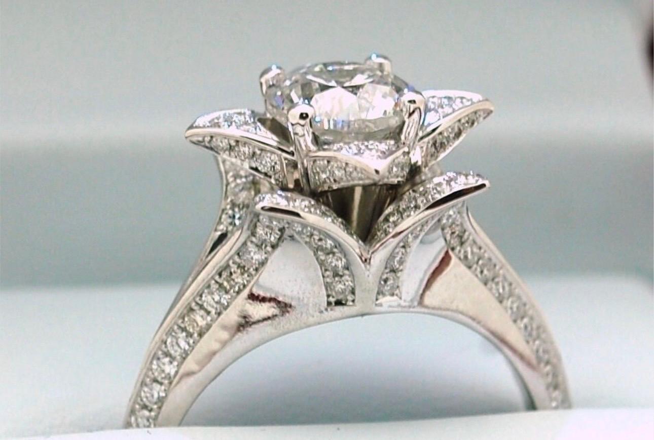 Fine Diamond floral ring made with 1ct center diamond SI1 clarity and F color GIA certified.
The side diamonds are totalling 0.40 carats with clarity VS and color F. The ring is made in a complaex rose design in 18KT whtie gold and will come with a