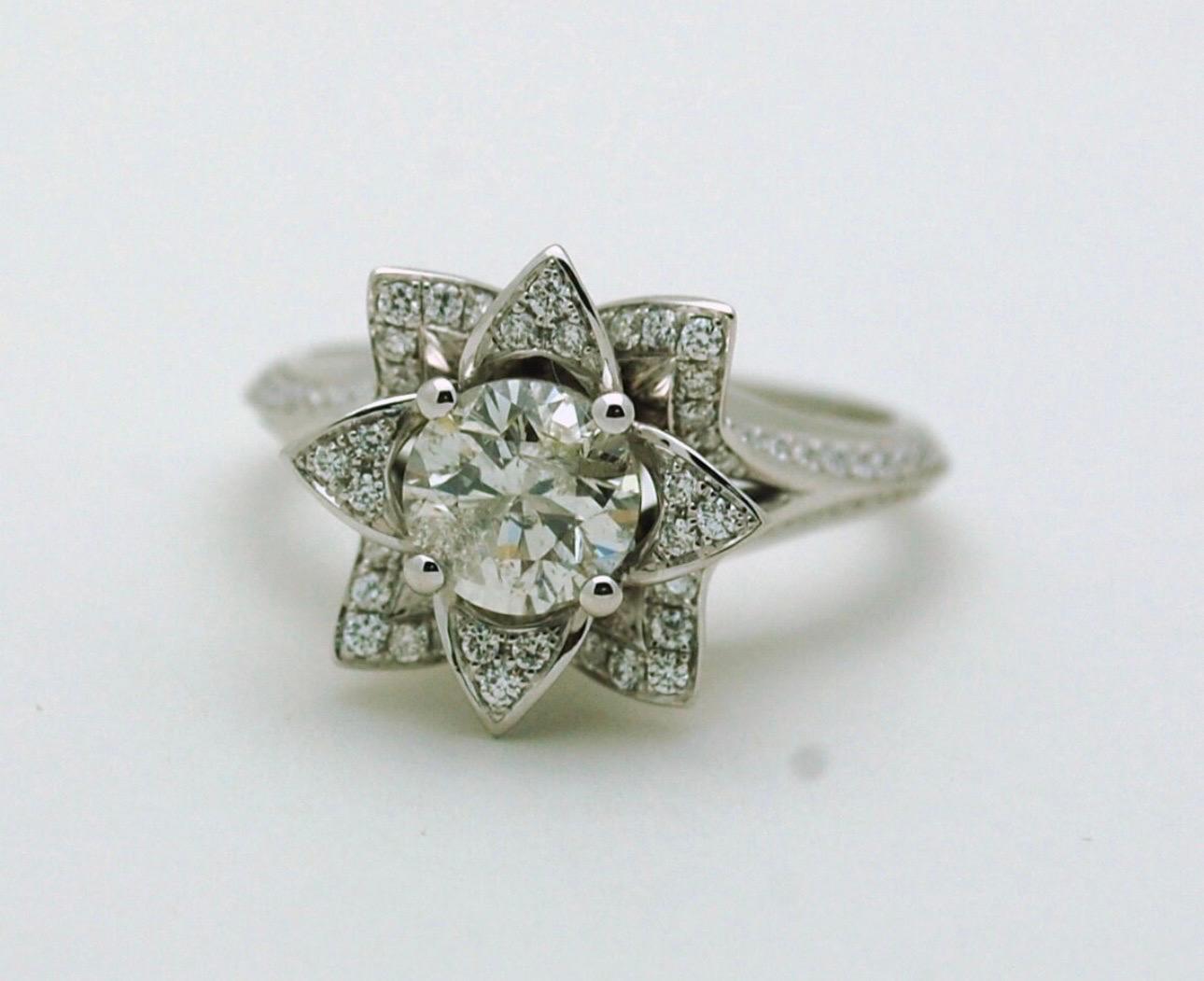 Round Cut 1ct diamond ring floral engagement ring rose diamond ring Fine diamond ring For Sale