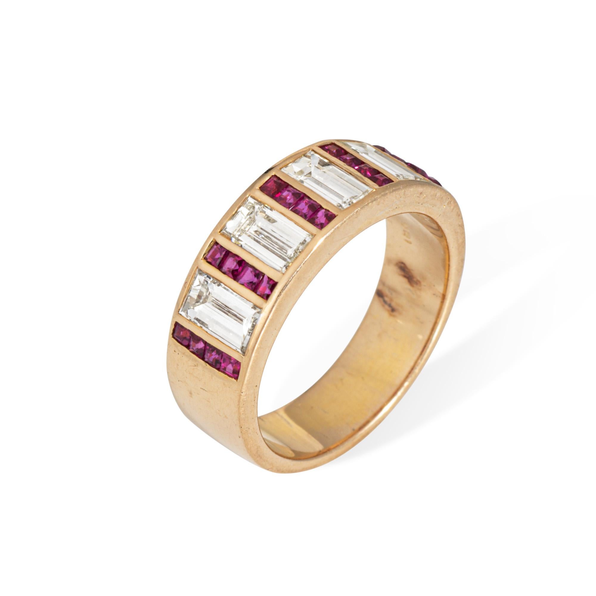 Élégant bracelet contemporain en or jaune 18 carats serti de diamants et de rubis. 

Quatre diamants baguettes droits totalisent un poids estimé à 1 carat (couleur estimée I-J et pureté VS1-2). Les petits rubis carrés mesurent environ 1 mm chacun.