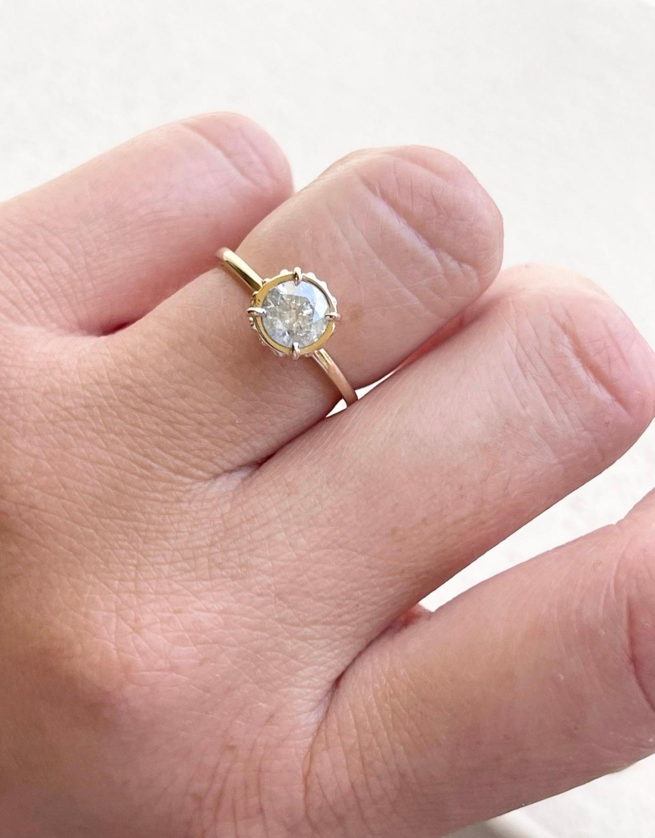 Bague vintage en diamant en serti clos avec ornements gravés, le centre est un diamant de 1ct de pureté I1 et de couleur G, la bague est en or jaune 18KT.

Le certificat d'authenticité est fourni avec l'achat !

À PROPOS DE NOUS
Nous sommes une