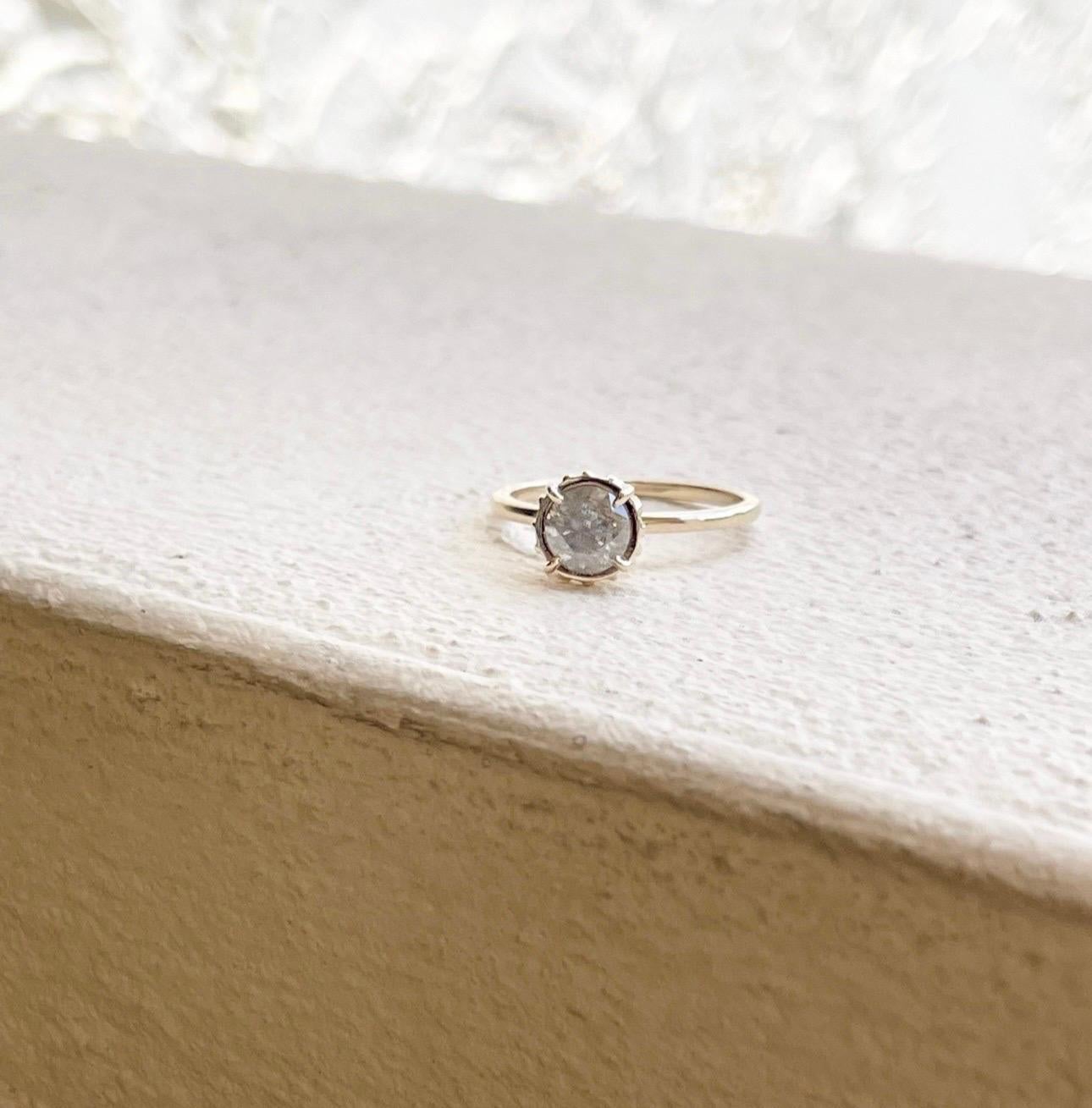 Taille brillant Bague vintage en or jaune 18 carats gravée à la main avec diamants 1 carat en vente