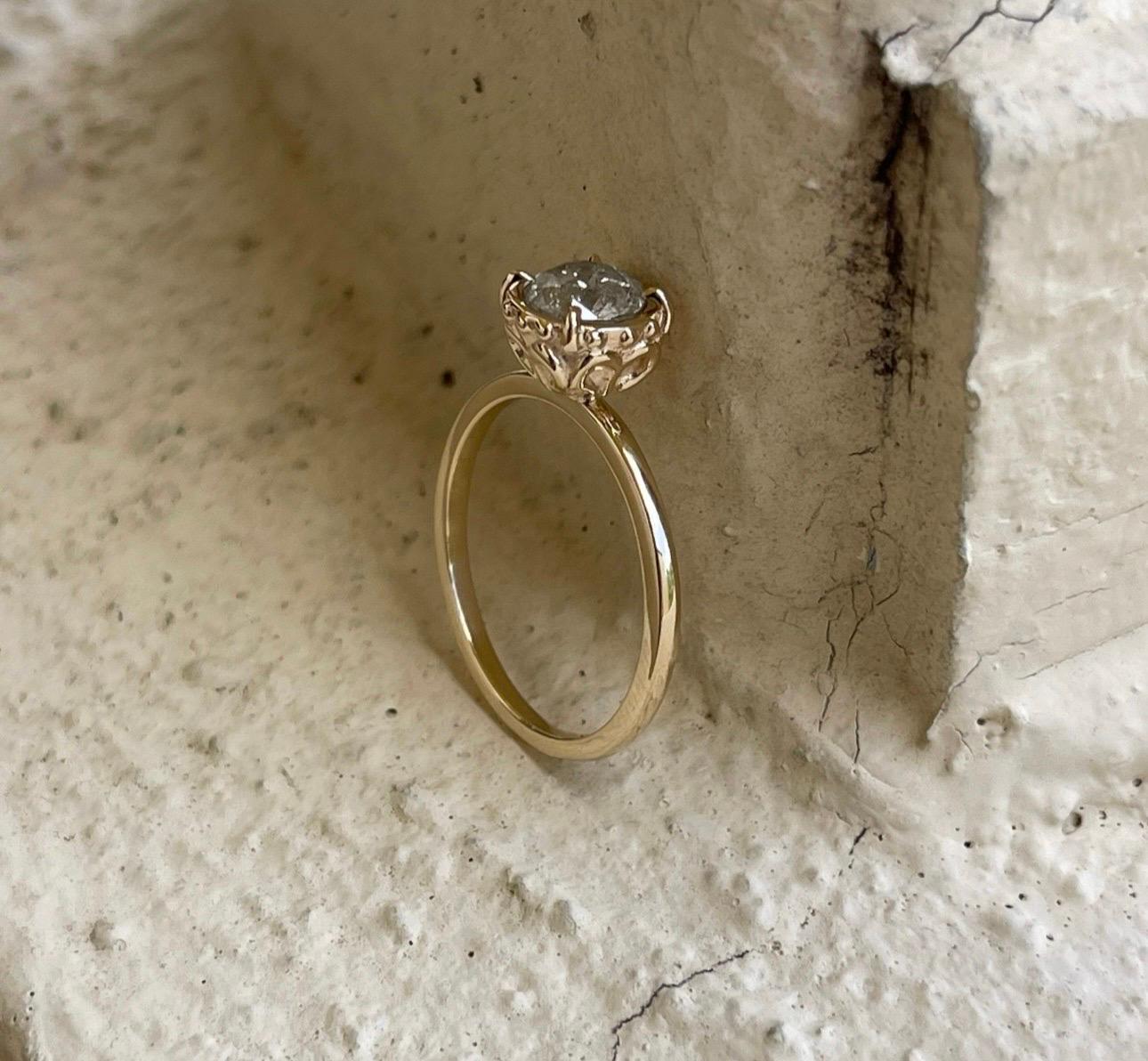 Bague vintage en or jaune 18 carats gravée à la main avec diamants 1 carat Unisexe en vente