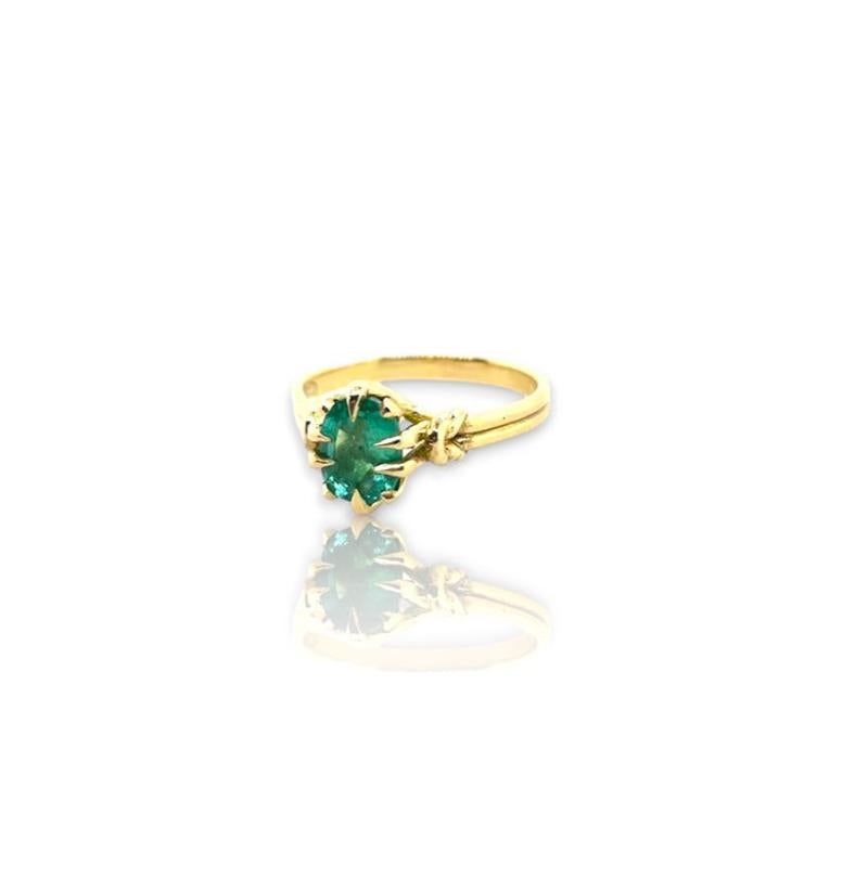 1ct natural oval cut emerald embraced by golden ropes (blue green emerald) 

Available in 18ct yellow/ white and rose gold

2 x white diamonds underneath setting

Sized to your custom size 

Reef Knot style ring with diamond detail 

Please contact