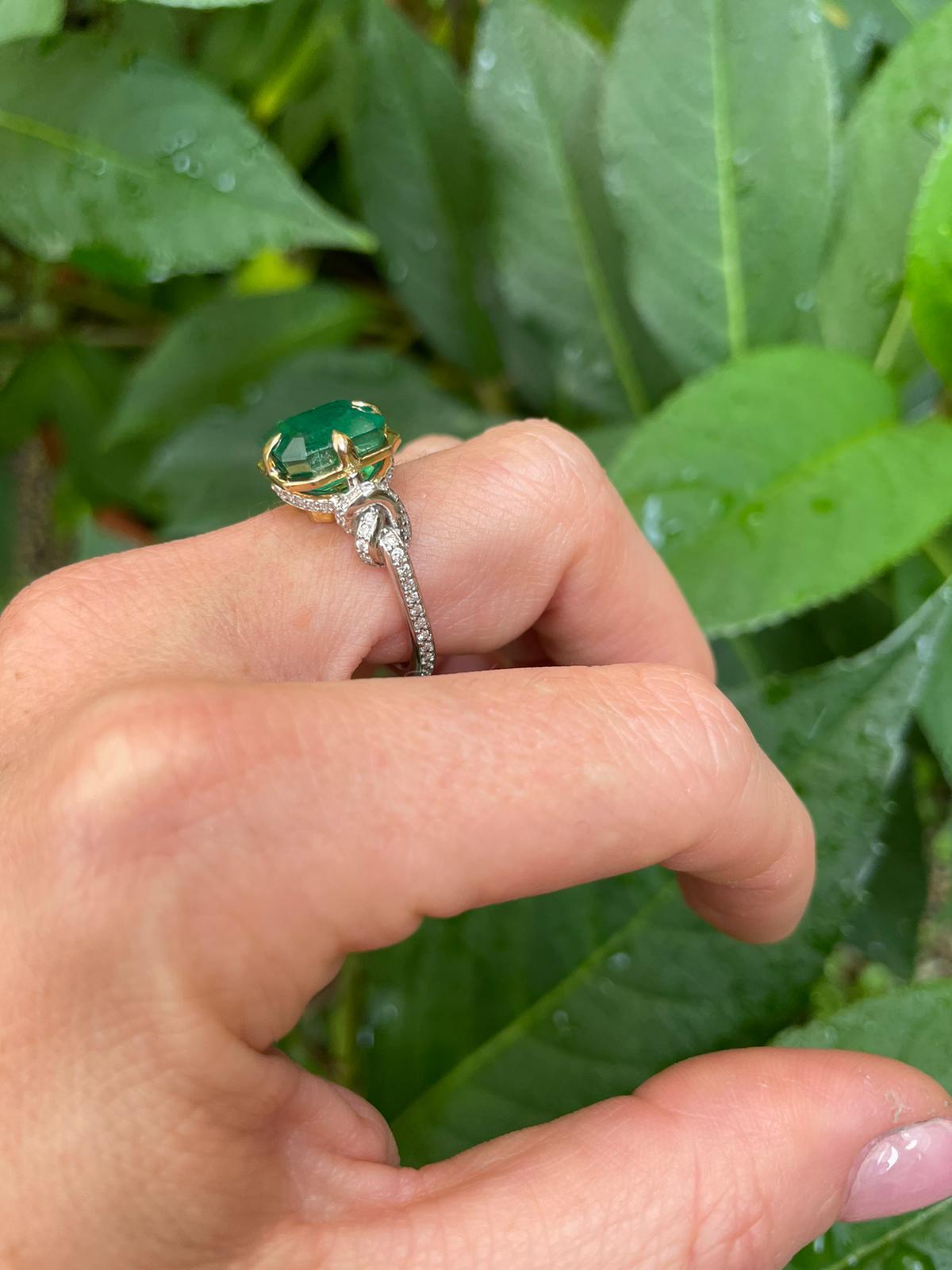 1ct Emerald in Forget Me Knot Style Ring For Sale 7