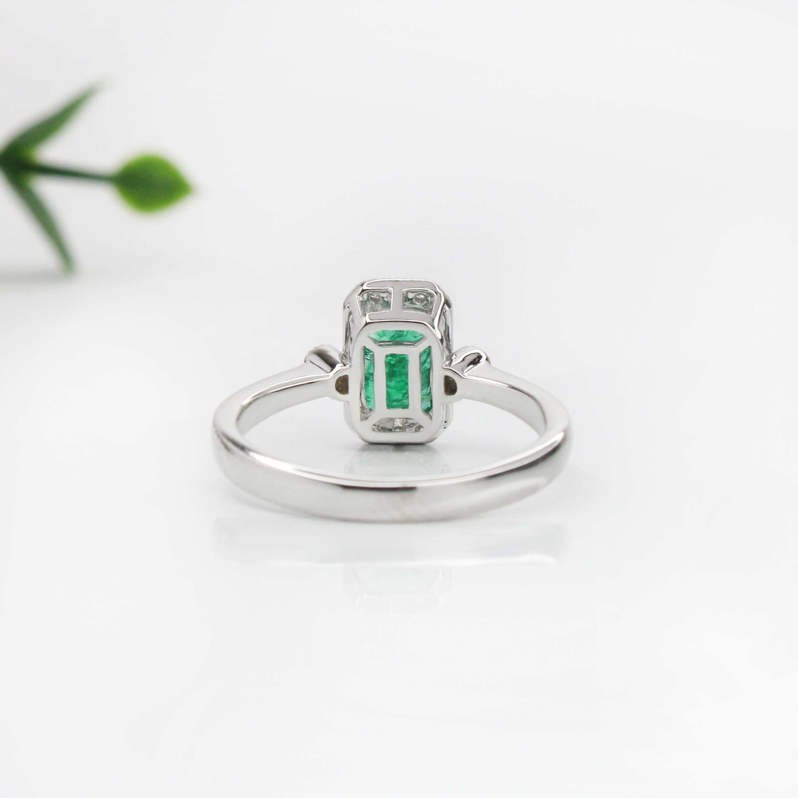 1 Karat Smaragdring mit erdfarbenen Diamanten aus massivem 14 Karat Weißgold EM 7x5 mm (Moderne) im Angebot