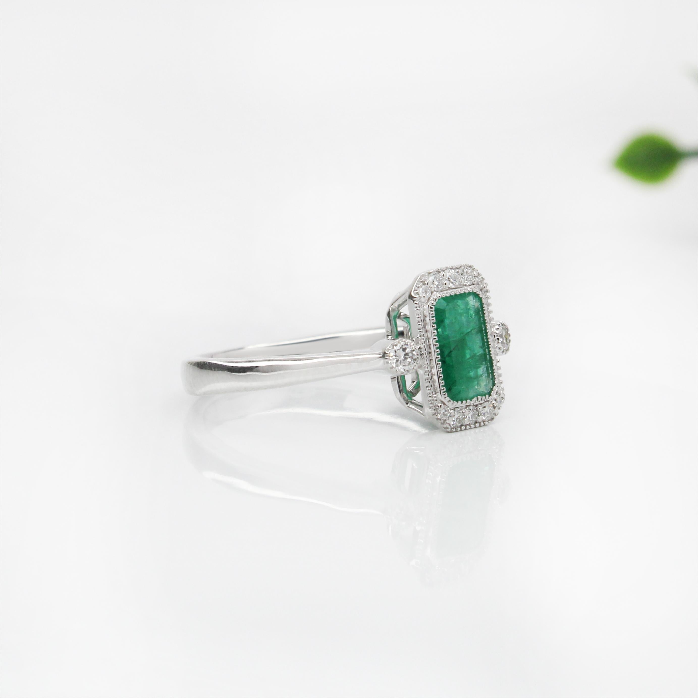 1 Karat Smaragdring mit erdfarbenen Diamanten aus massivem 14 Karat Weißgold EM 7x5 mm (Smaragdschliff) im Angebot
